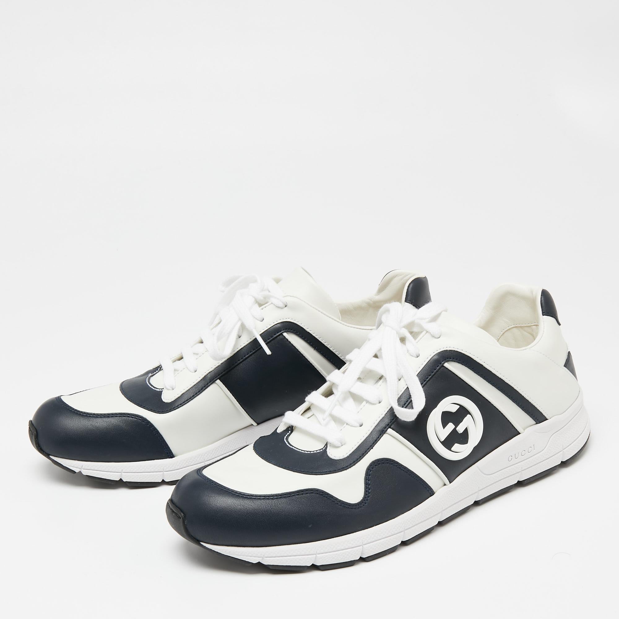 Gucci Bianco/Blu navy in pelle con GG intrecciate, scarpe da ginnastica basse taglia 44,5 In condizioni Nuovo a Dubai, Al Qouz 2