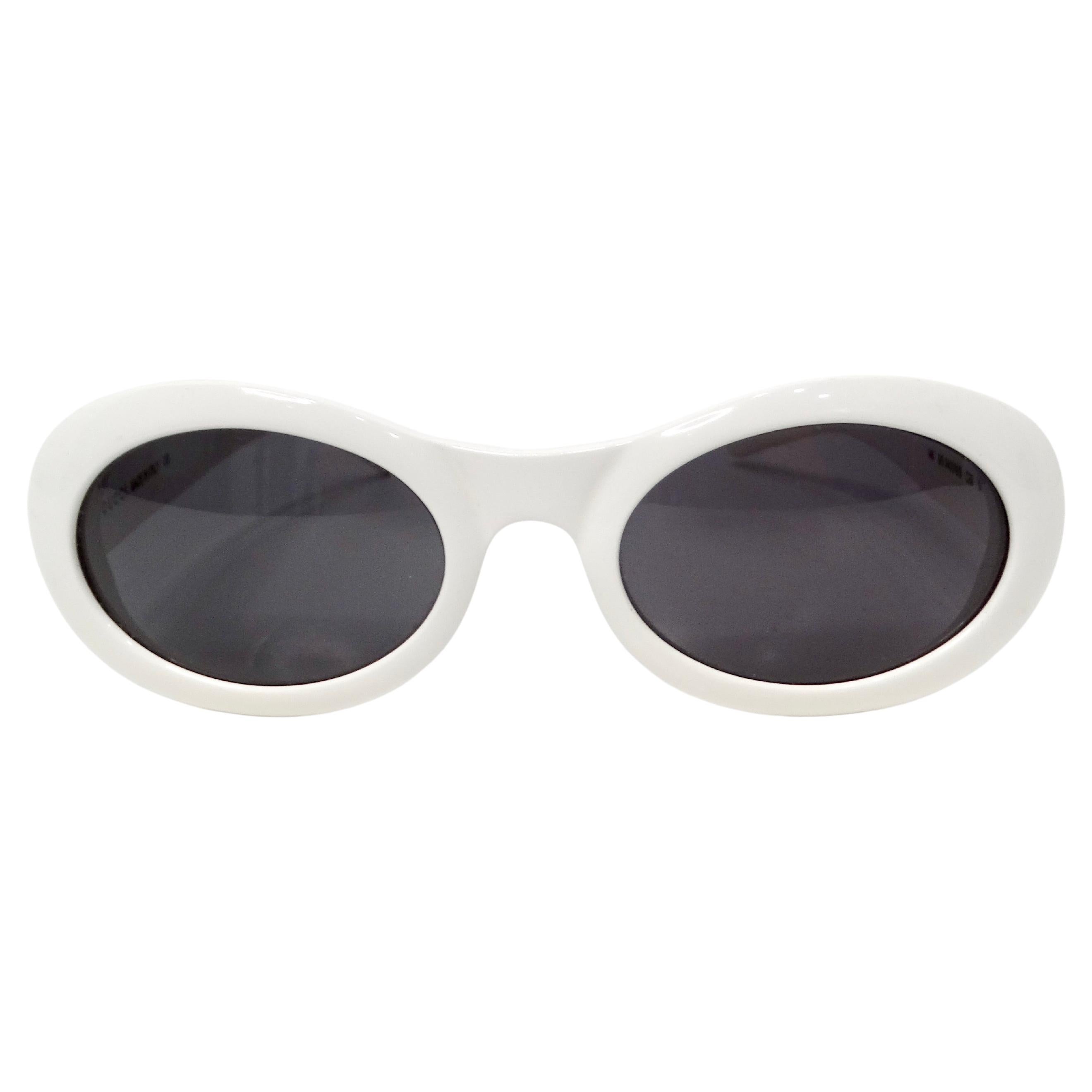 Gli occhiali da sole Gucci White Oval Goggle Style GG Tinted, risalenti all'anno 2000 circa, sono un accessorio audace e distintivo che emana fascino vintage e raffinatezza moderna. Realizzati con una straordinaria montatura bianca, questi occhiali