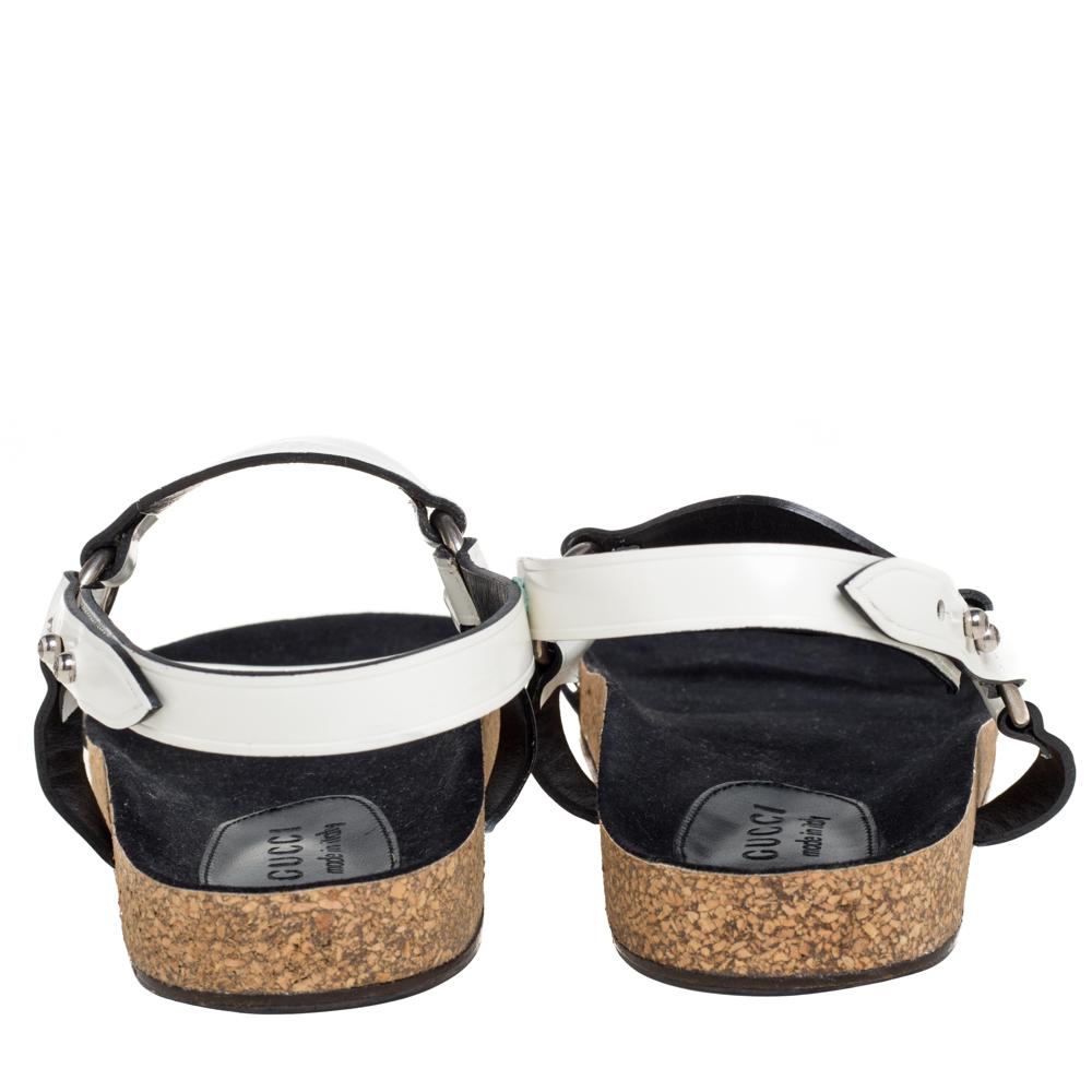 Gucci White Patent Leather Open Toe Ankle Strap Flats Size 41.5 In Good Condition In Dubai, Al Qouz 2