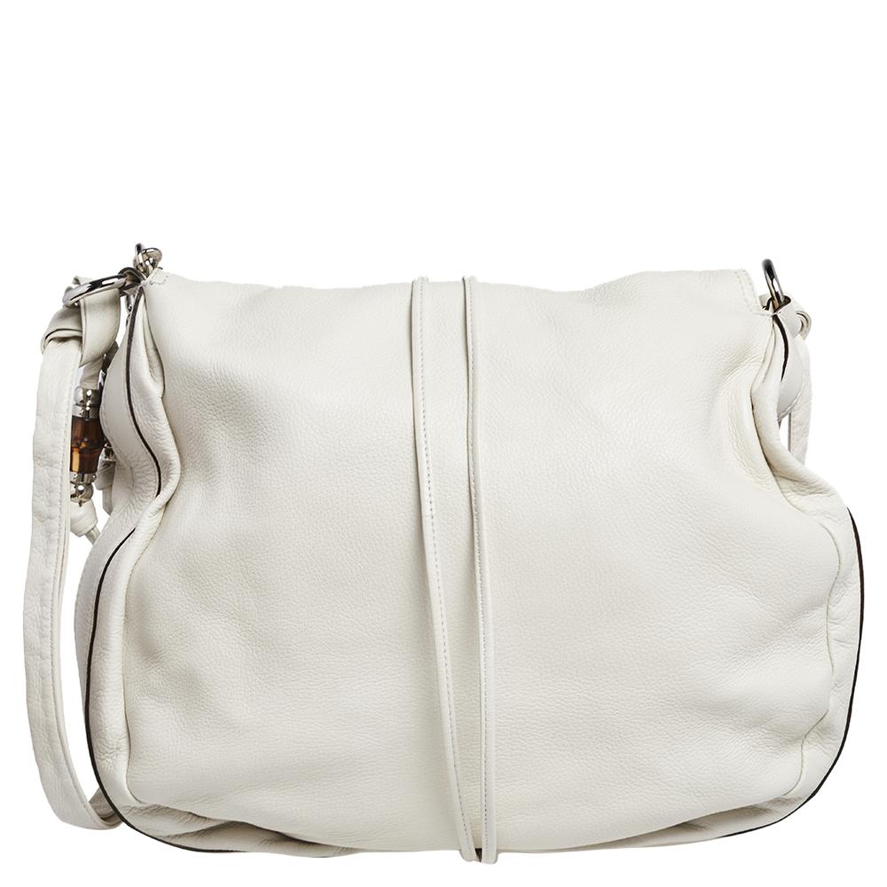 The House of Gucci extends its aesthetic by creating this beautiful Junge hobo. This hobo has been crafted with minute attention to detail by using white pebbled leather on the exterior and decorative silver-toned hardware. It features a large