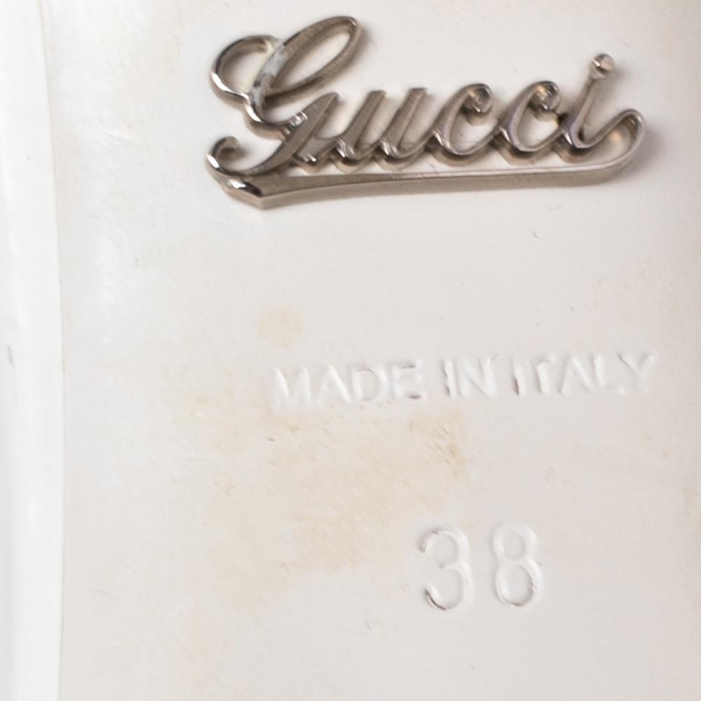 Bottines Kim à plateforme en cuir perforé blanc Gucci, taille 38 en vente 1