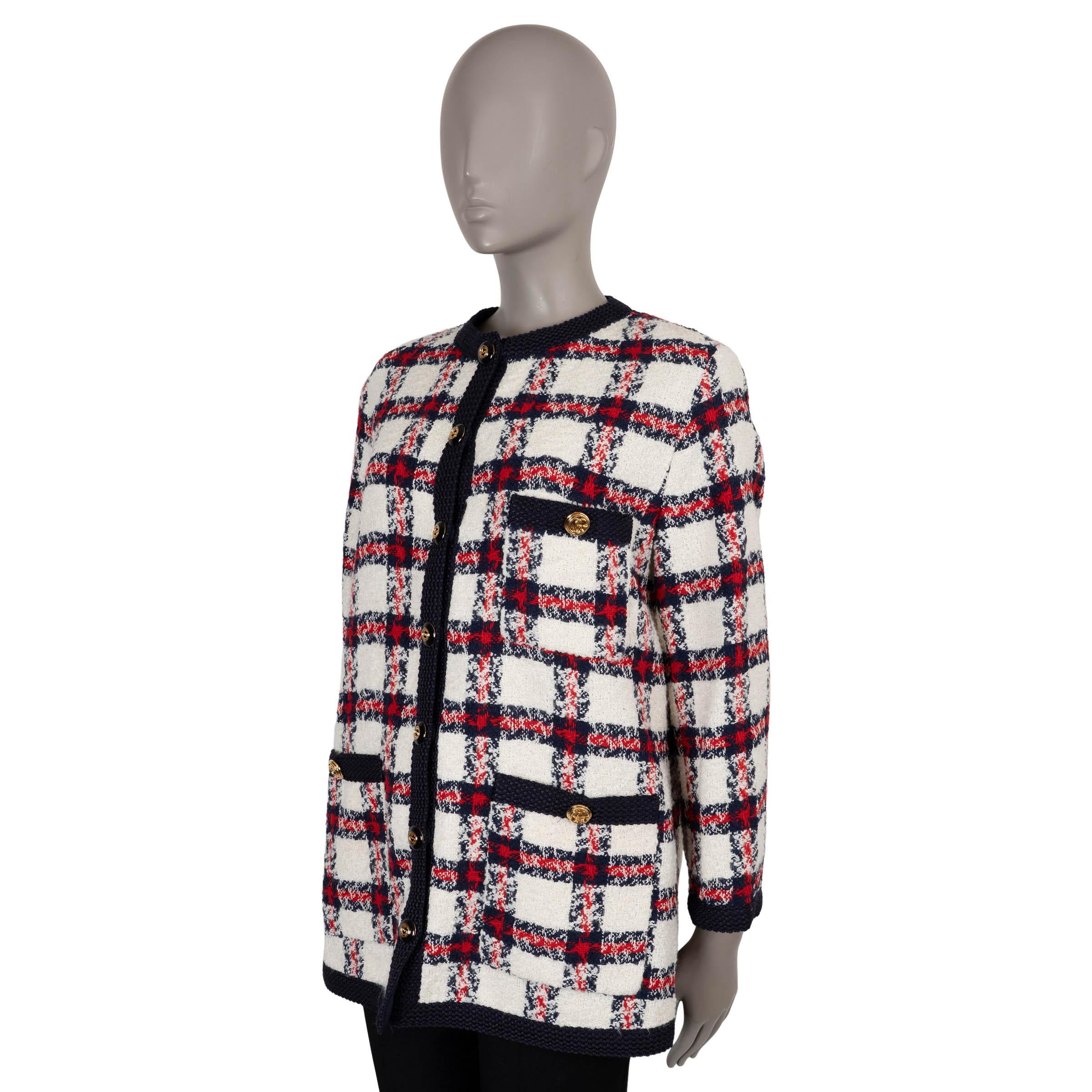 Cette veste Gucci 100 % authentique est réalisée dans un luxueux mélange de tweed à carreaux blancs, bleus et rouges en polyamide (34 %), laine (27 %), coton (20 %) et acrylique (19 %). Il présente une silhouette décontractée avec un col pointu