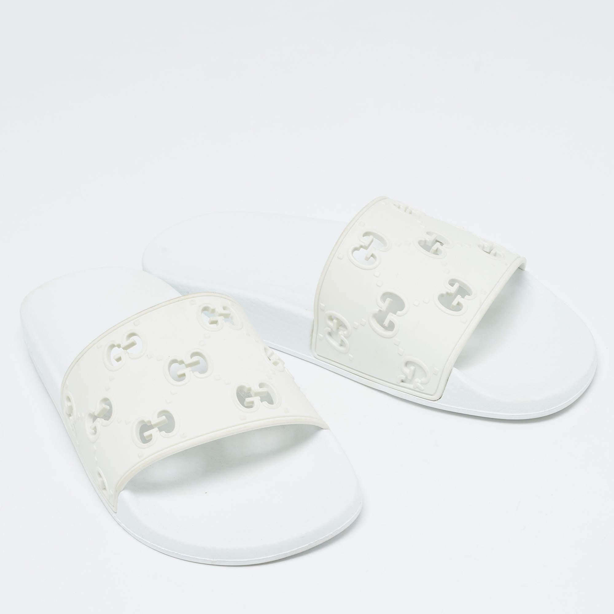 Gucci White Rubber Flat Slides Size 39 In Good Condition For Sale In Dubai, Al Qouz 2
