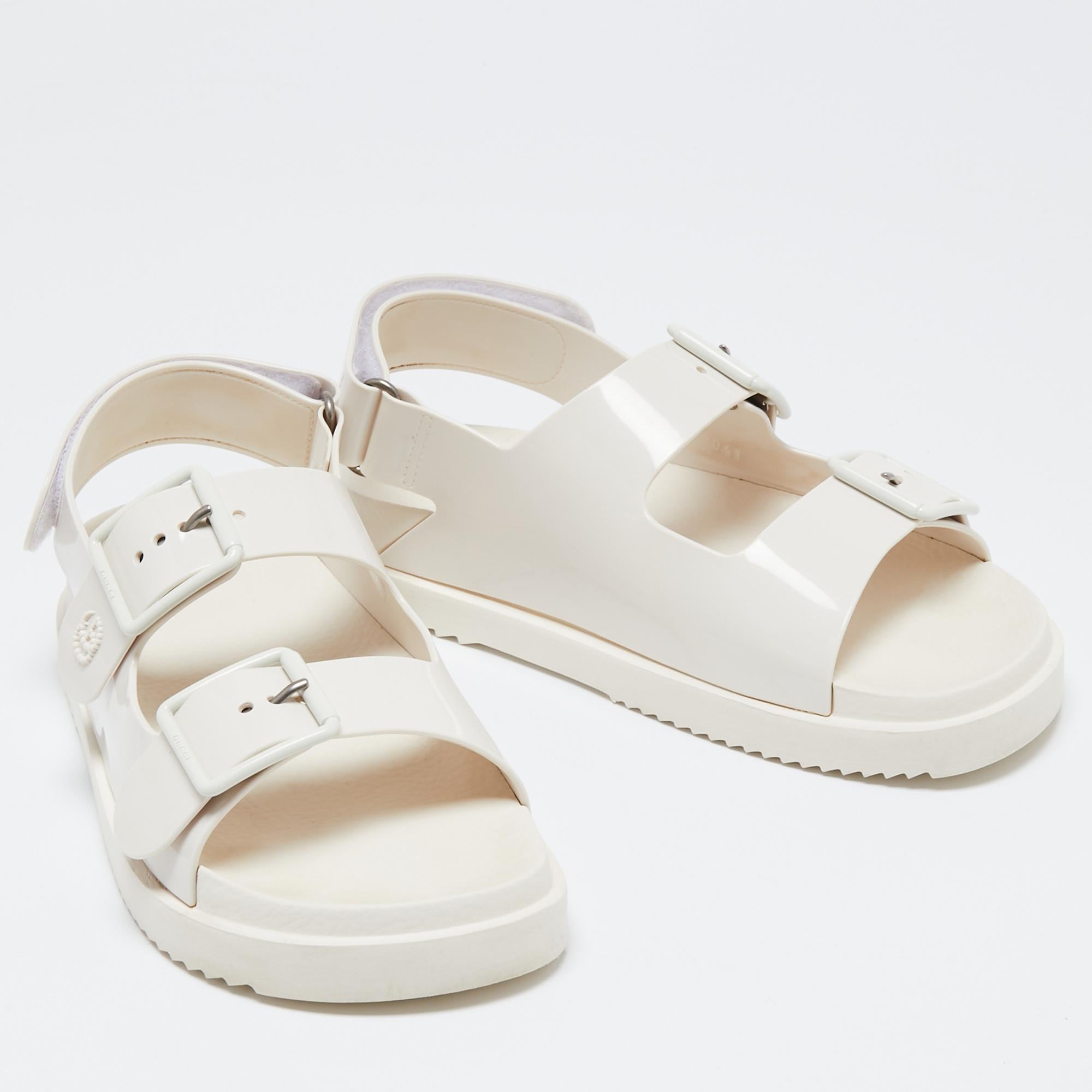 Gucci White Rubber Mini Double G Logo Dusty Ankle Strap Flat Sandals Size 38 In Good Condition In Dubai, Al Qouz 2
