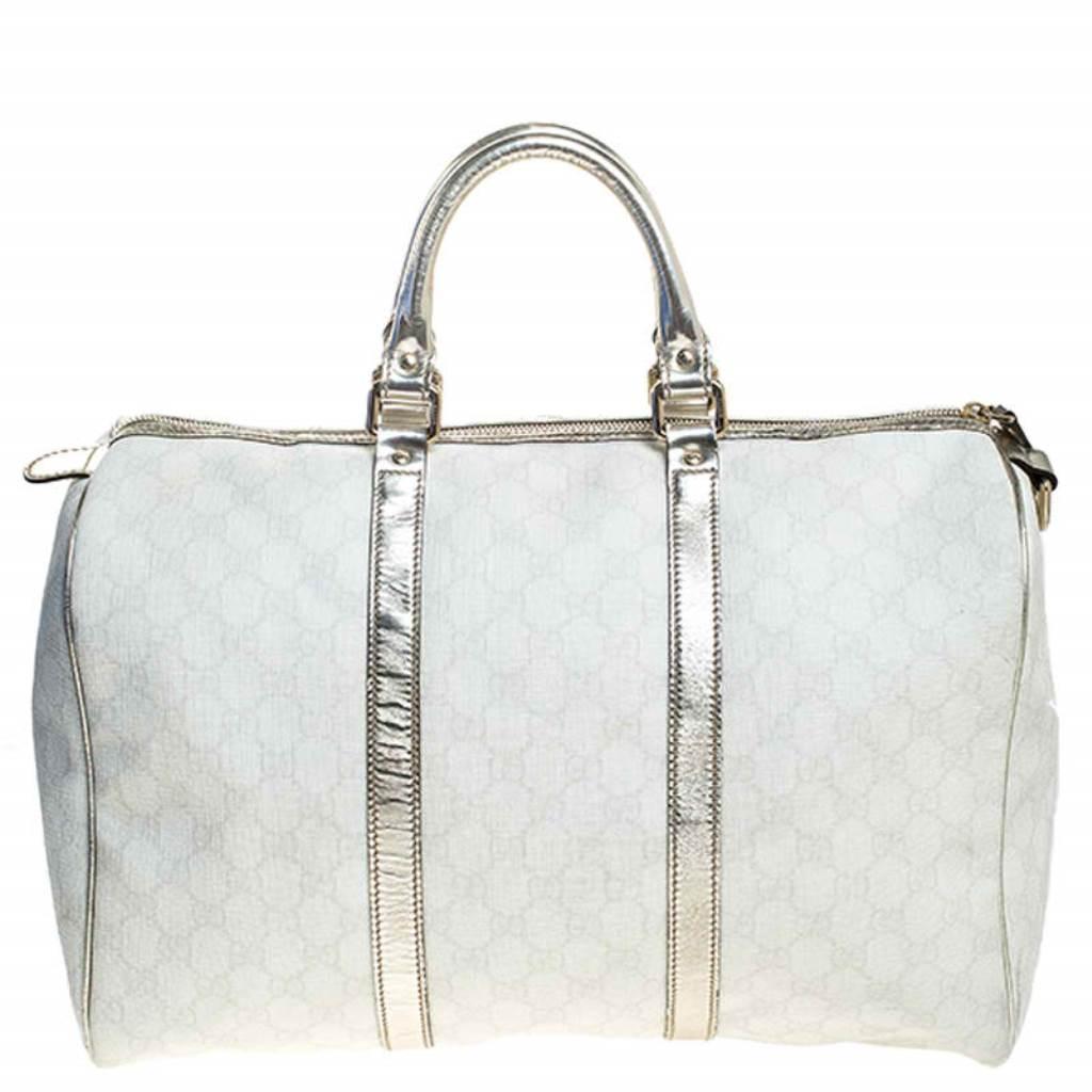 An elegant piece to add to your collection this Joy Boston bag by Gucci is crafted from classic GG Supreme canvas and styled with leather trims. It features a top zip closure, dual handles, and a spacious canvas-lined interior to house your