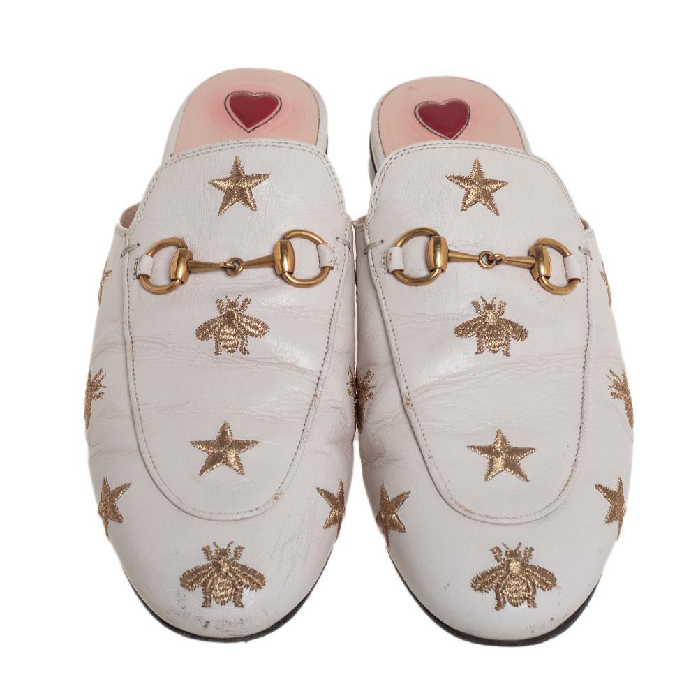 Gucci Weiß Stern und Biene bestickt Leder Princetown Horsebti Mules Größe 37::5 im Zustand „Gut“ in Dubai, Al Qouz 2