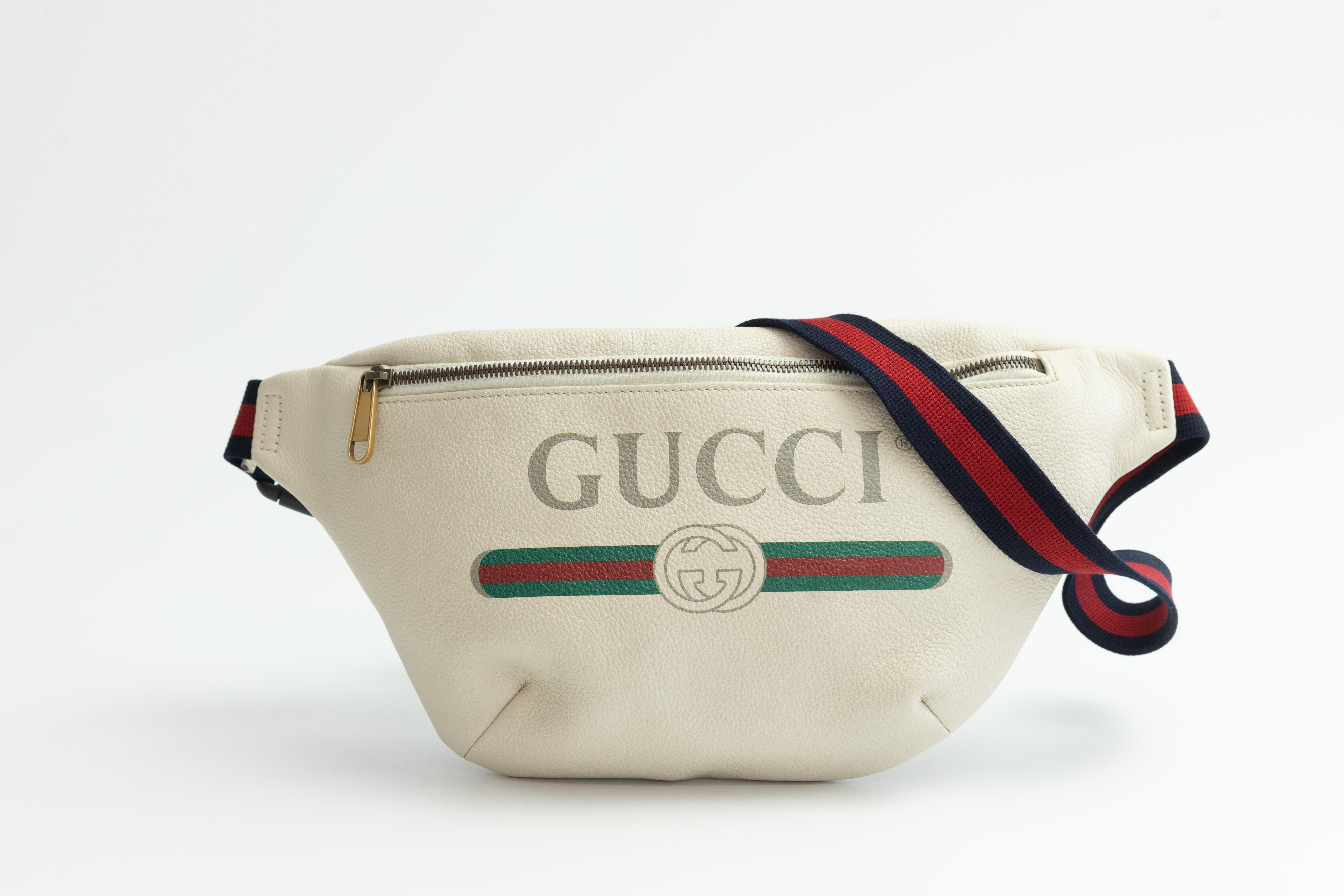 Gucci - Sac ceinture Sylvie Web en cuir blanc texturé avec logo imprimé Bon état à Montreal, Quebec