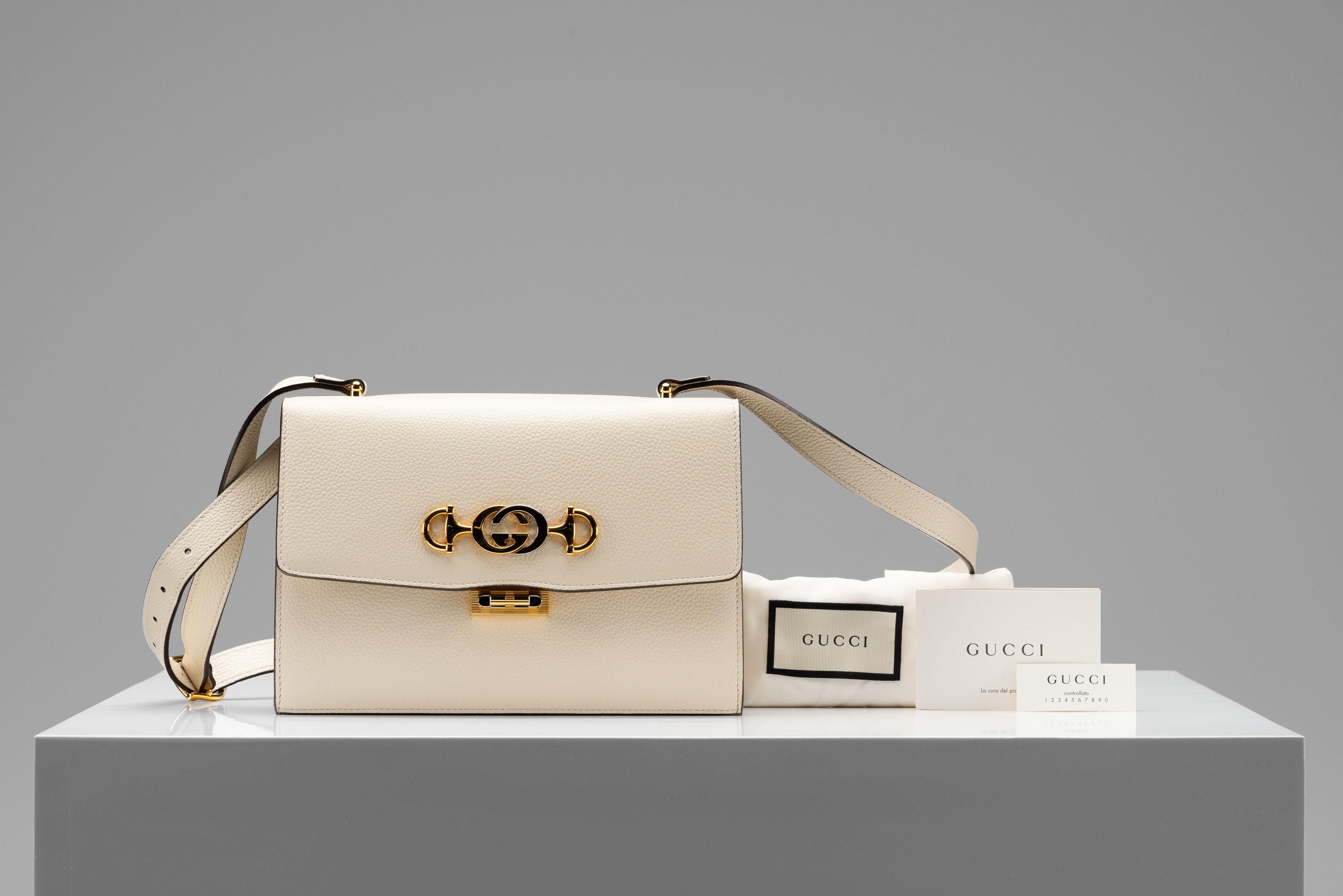 From the collection of SAVINETI we offer this Gucci White Zumi Shoulder Bag:
-    Brand: Gucci
-    Model: Zumi Shoulder Bag
-    Color: White
-    Condition: Excellent
-    Extras: Booklet & Dustbag

Authenticity is our core value at SAVINETI and