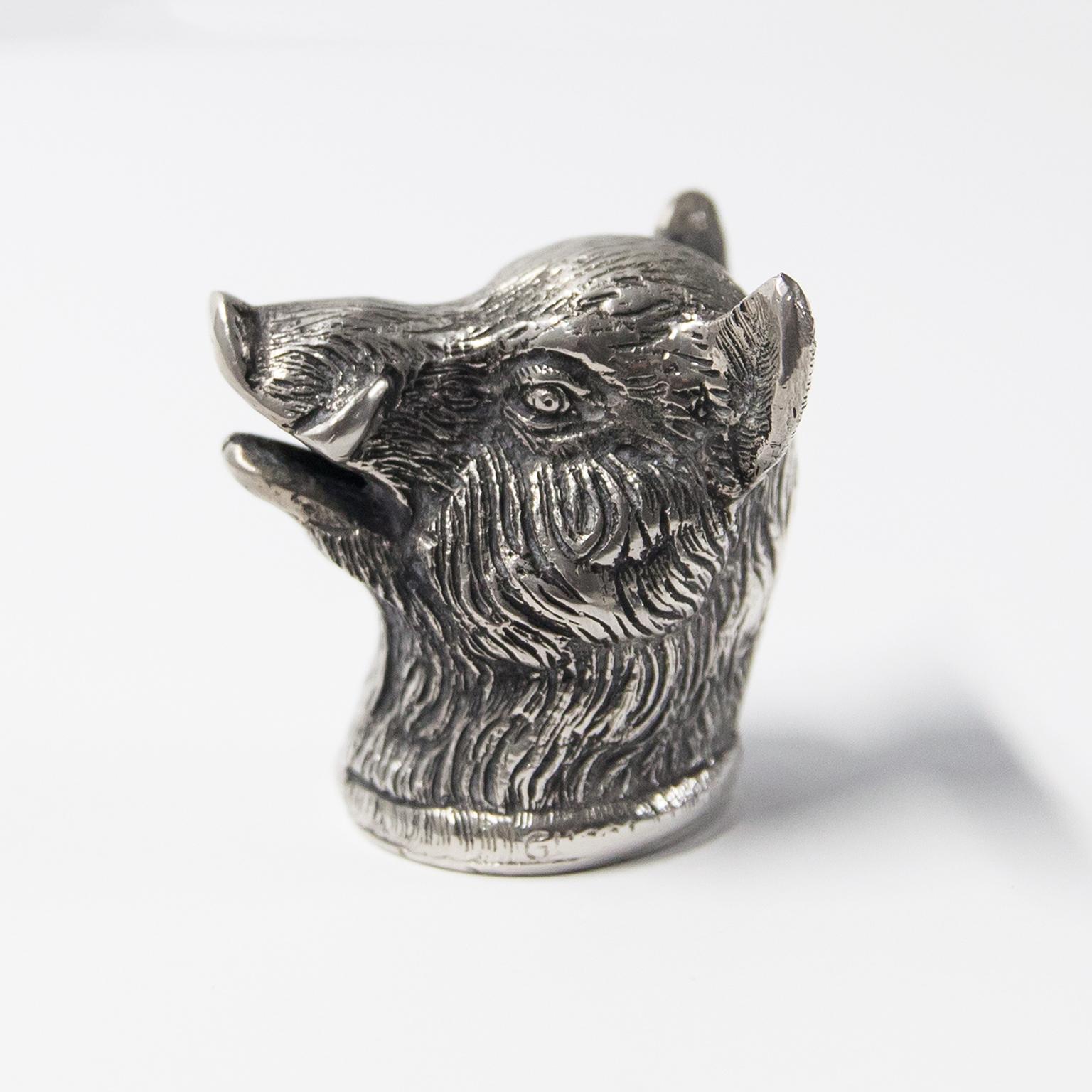 Gucci Vintage wild boar bottle opener in silver plated metal and signed with Gucci. Very good vintage condition.

