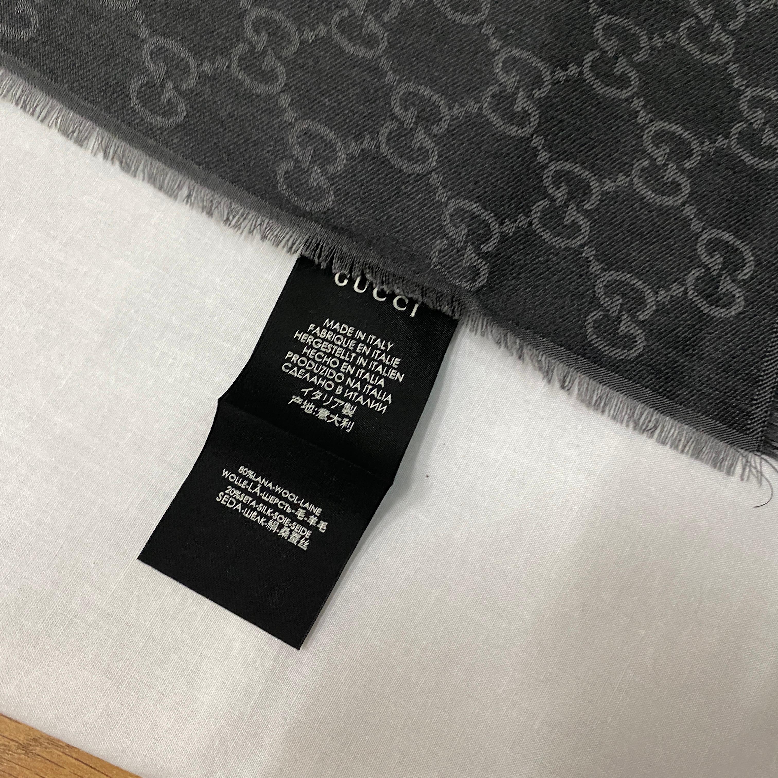 A Grey Scarf in Wool and Silk with GG Continuous Logo  by Gucci In Good Condition In Aci Castello, IT