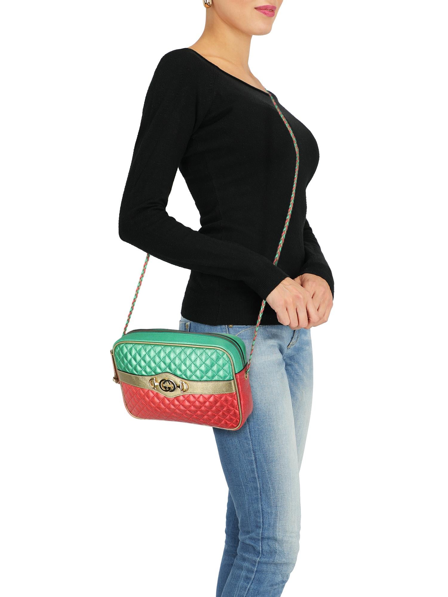 Crossbody bag, leather, solid color, front logo, zipper fastening, internal pocket, day bag

Includes:
- Product care
- Dust bag

Product Condition: Excellent

Measurements:
Height: 16 cm
Depth: 4 cm
Width: 20 cm
Shoulder Strap: 59