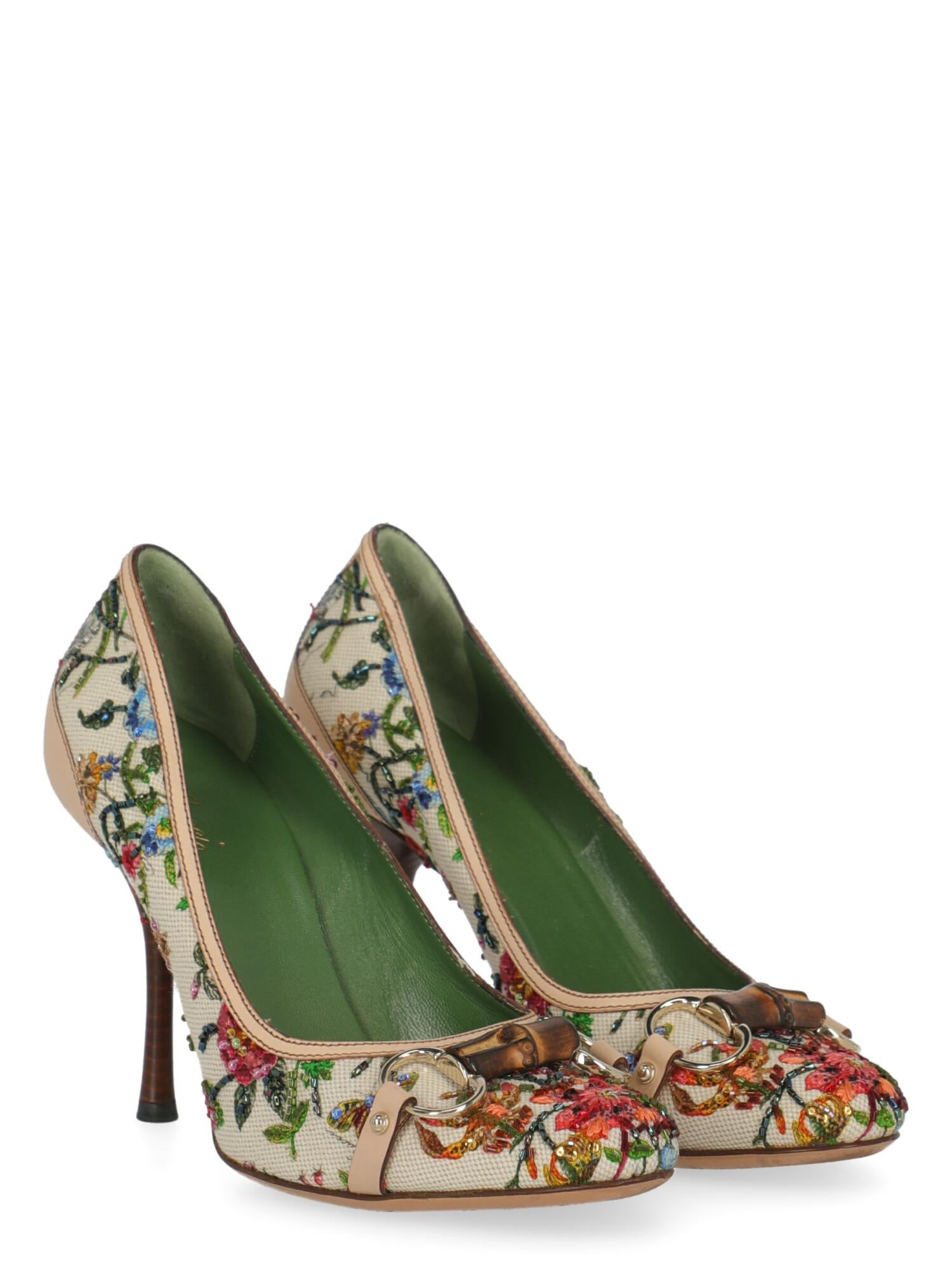 Pumps, fabric, floral print, iconic detail, ligth gold-tone hardware, round toe, branded insole, tapered heel, high heel

Includes:
-  Box
- Dust bag

Product Condition: Very Good
Heel: slightly visible marks. Sole: visible signs of use. Upper: