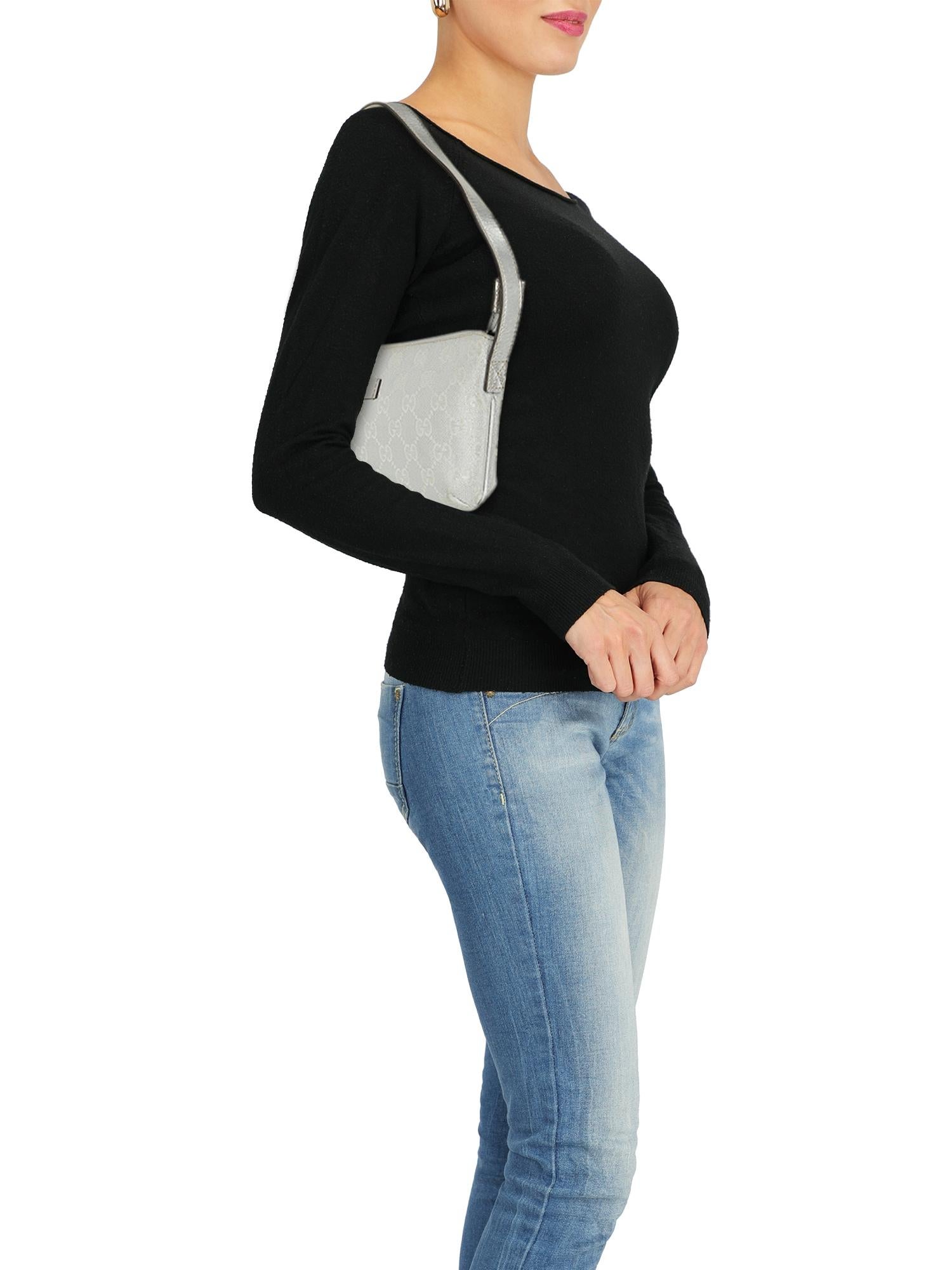 Hobo bag, fabric, other patterns, monogram logo, zipper fastening, silver-tone hardware, day bag.

Product Condition: Very Good
Hobo bag, fabric, other patterns, monogram logo, zipper fastening, silver-tone hardware, day bag.

Measurements:
Width: