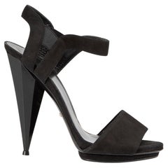 Gucci Damen Sandalen aus schwarzem Wildleder mit Absatz