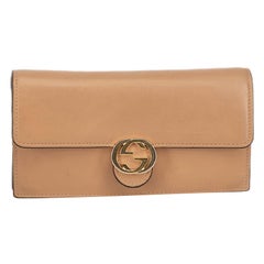 Portafoglio Gucci da donna in pelle marrone con fibbia dorata GG