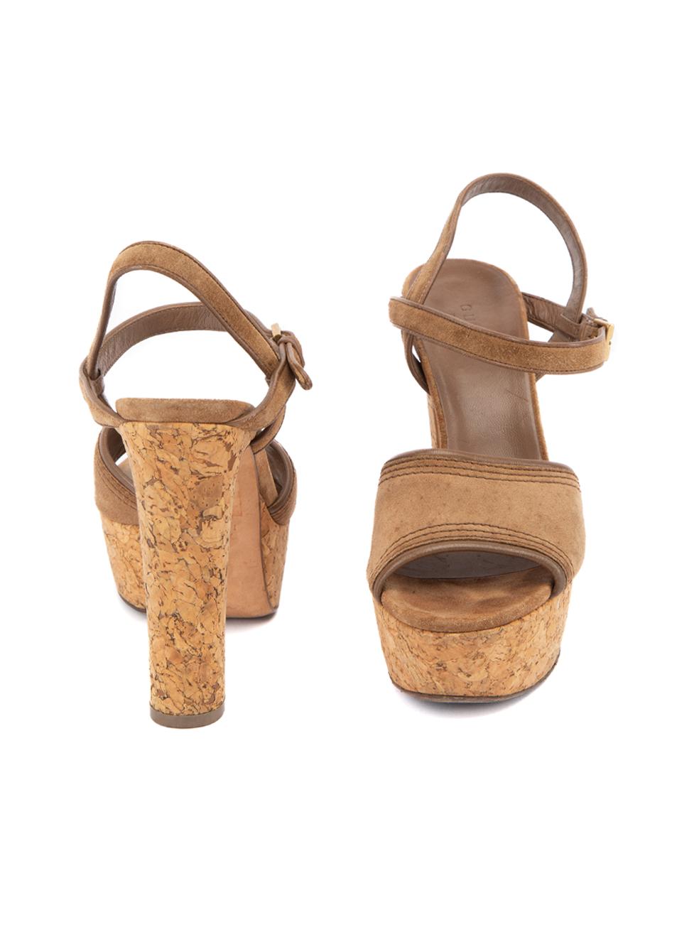 Gucci Damen Sandalen aus braunem Wildleder mit Korkenabsatz im Zustand „Gut“ im Angebot in London, GB