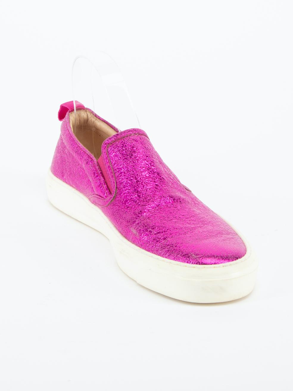 CONDITION is Very good. Minimal wear to loafers is evident. Minimal wear to the midsole which is scuffed and there is wear and cracks to the metallic exterior on this used Gucci designer resale item. 
 
 Details
  Metallic pink
 Leather
 Slip on