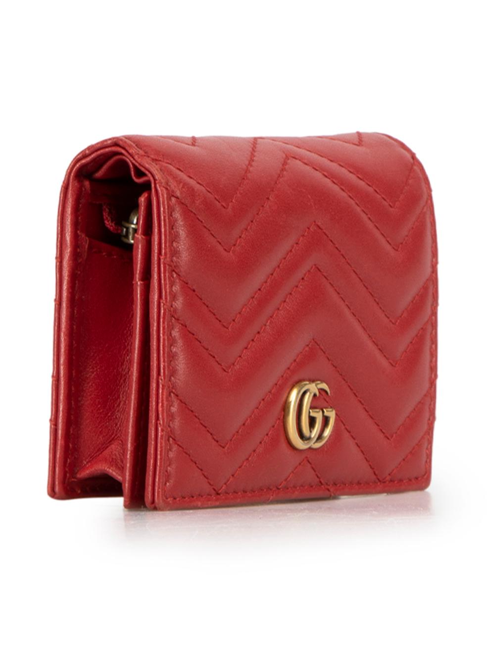 CONDITION is Very good. Minimal wear to purse is evident. Minimal wear to the edges with light scuffing on this used Gucci designer resale item.



Details


Red

Leather

Wallet

Chevron pattern

Gold tone GG logo

Snap button opening

Notes
