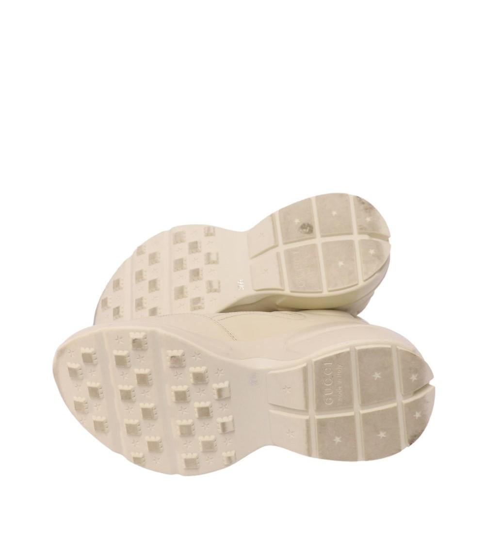 Gucci Damen Rhyton Logo Sneakers, mit dem Gucci Vintage-Logo, Gucci Logo-Tag, Gummisohle und mittlerem Absatz.

MATERIAL: Leder
Größe: EU 37.5
Absatzhöhe: 6cm
Allgemeiner Zustand: Ausgezeichnet
Innerer Zustand: Wie neu
Äußerer Zustand: Wie neu
* mit