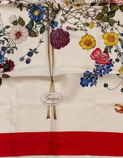 Eleganza di Gucci: sciarpa di seta "Multi-Floral In Bloom" con bordi rossi