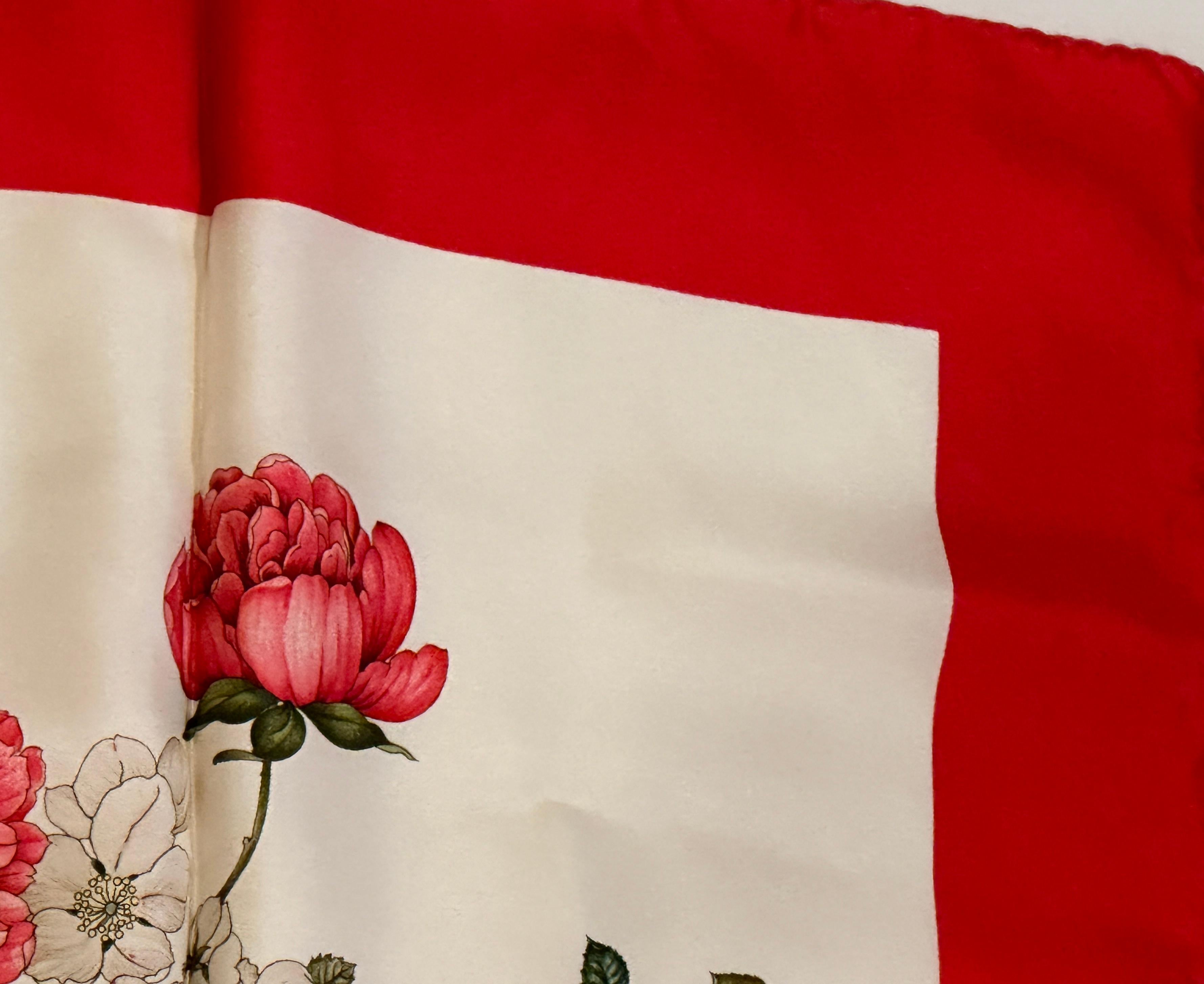Écharpe Gucci « Multi-Floral In Bloom » merveilleusement élégante avec bordures rouges en vente 2