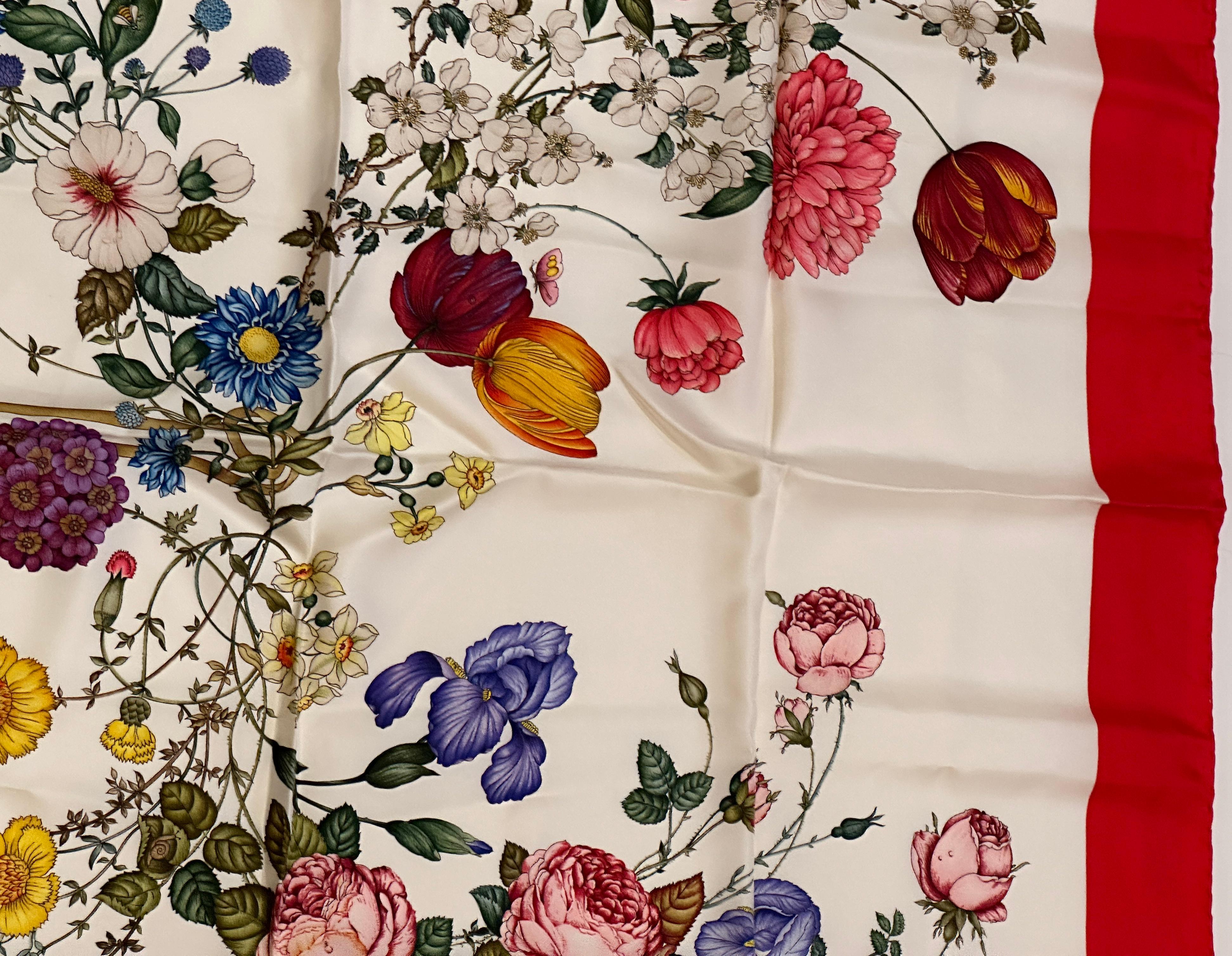 Écharpe Gucci « Multi-Floral In Bloom » merveilleusement élégante avec bordures rouges en vente 4