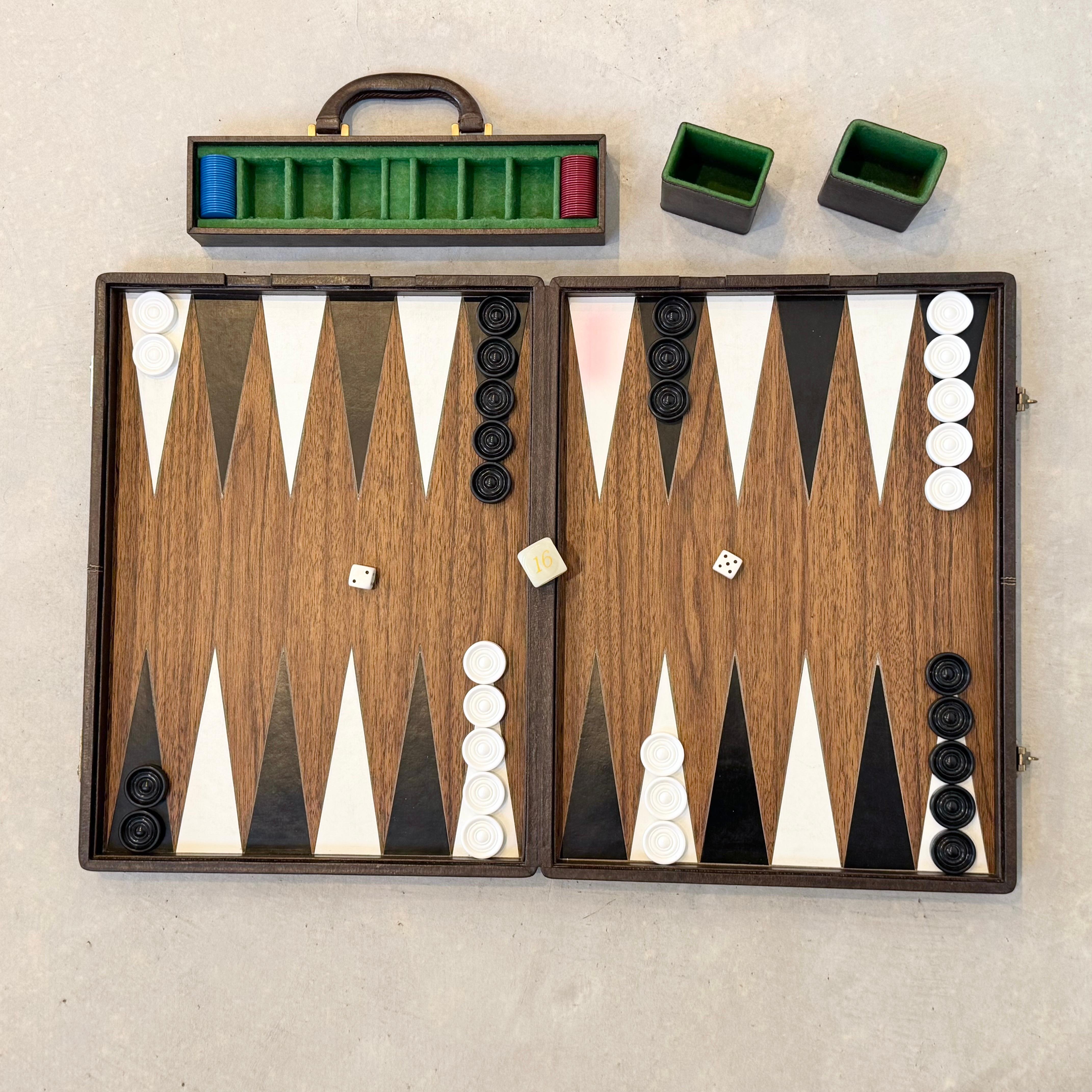 Dieses tragbare Gucci-Backgammon-Set im Vintage-Stil ist ein hübsches Accessoire für jede Einrichtung. Massiver Maßstab. Doppelt so groß wie andere Vintage Gucci Backgammon-Sets. Ähnlich wie ein Koffer, öffnet sich die tiefbraune Lederhülle und gibt