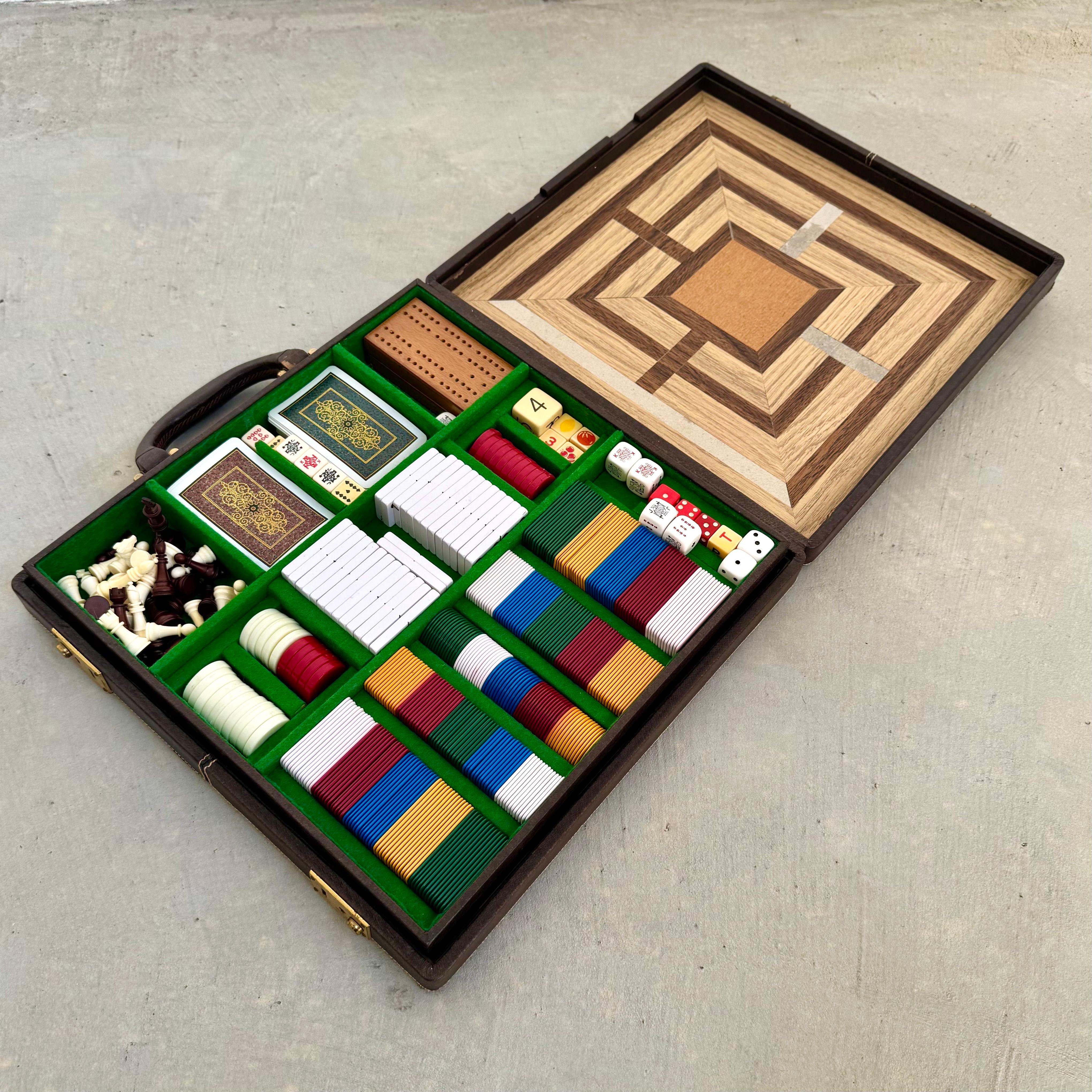 Quintessenz des tragbaren Gucci-Spielsets in Form eines Koffers im Vintage-Stil. Braunes Leder mit Kontrastnähten, Messingbeschlägen und dem charakteristischen grün/roten Gucci-Band. Schach, Dame, Domino, ein Satz Spielkarten, Pokerchips, ein