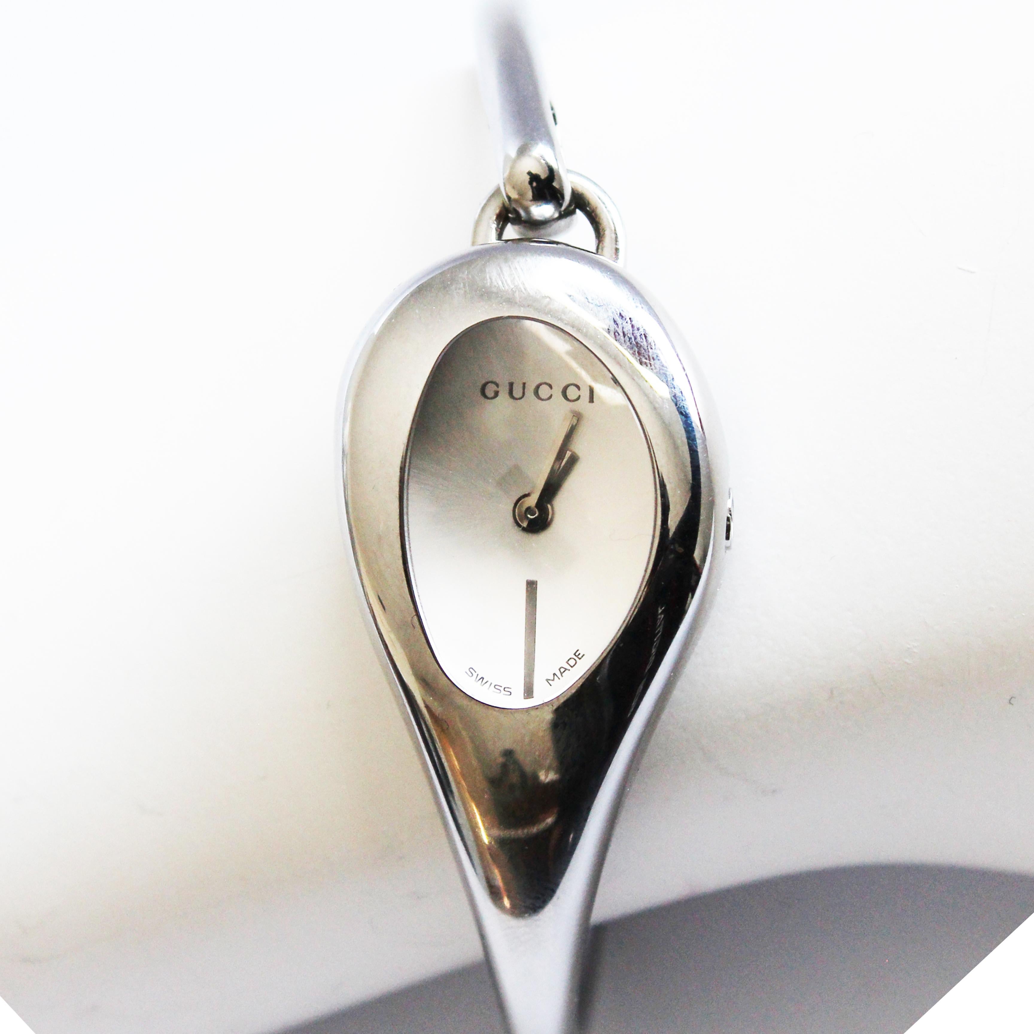 Gucci Montre-bracelet moderniste abstraite en métal argenté à mors n° 103  en vente 2