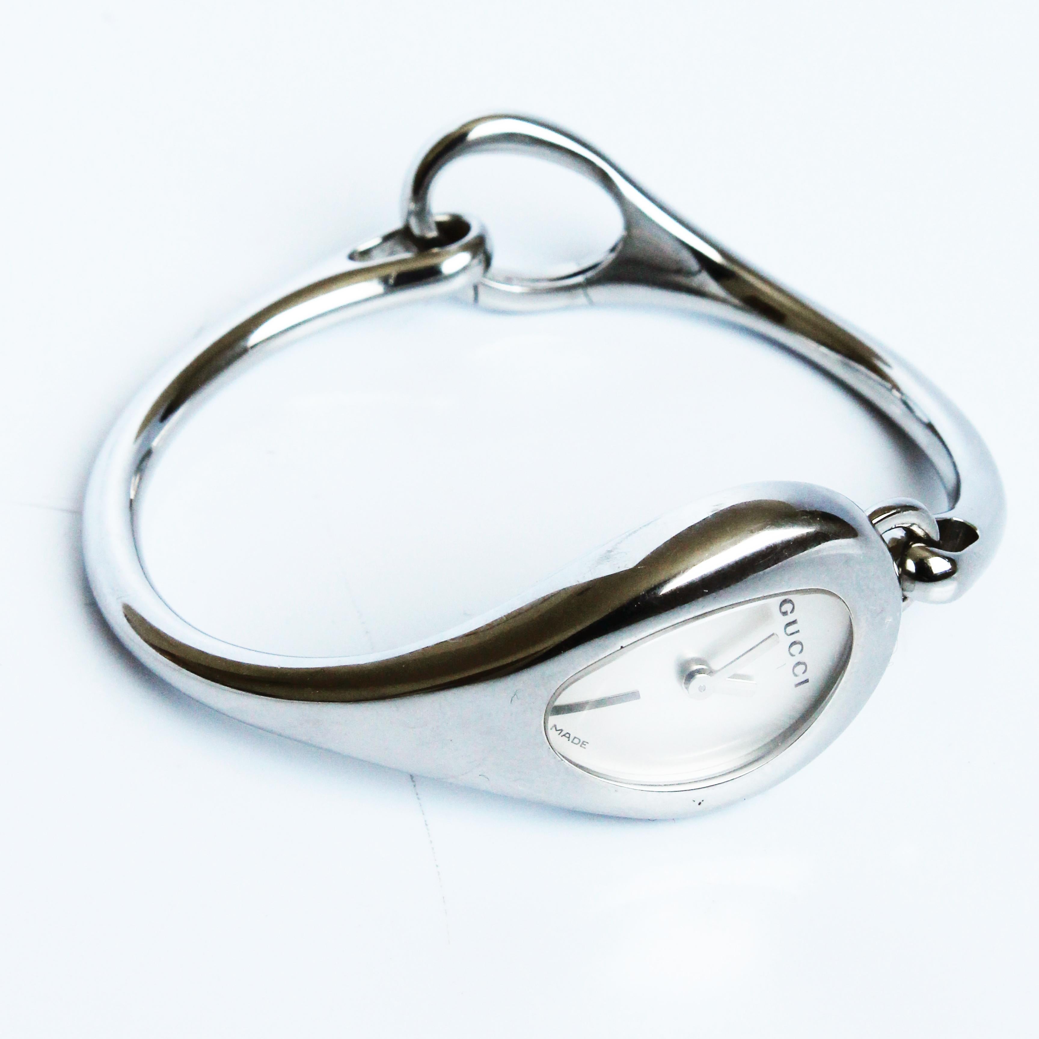Gucci Montre-bracelet moderniste abstraite en métal argenté à mors n° 103  en vente 1