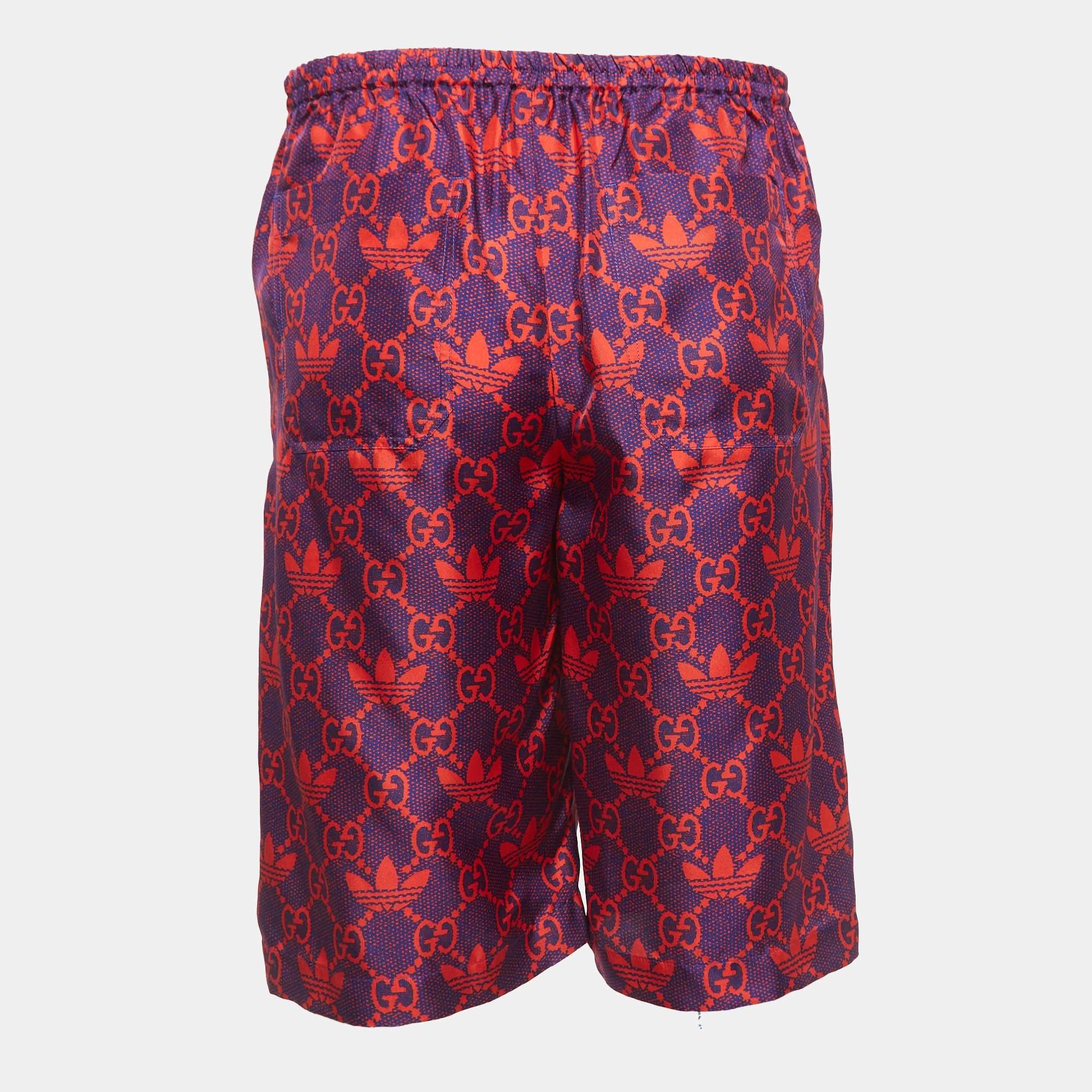 Le complément parfait dont vous avez besoin cette saison se présente sous la forme de ce short issu de la collaboration Gucci X Adidas. Il a été réalisé en soie et est recouvert des logos de la marque.