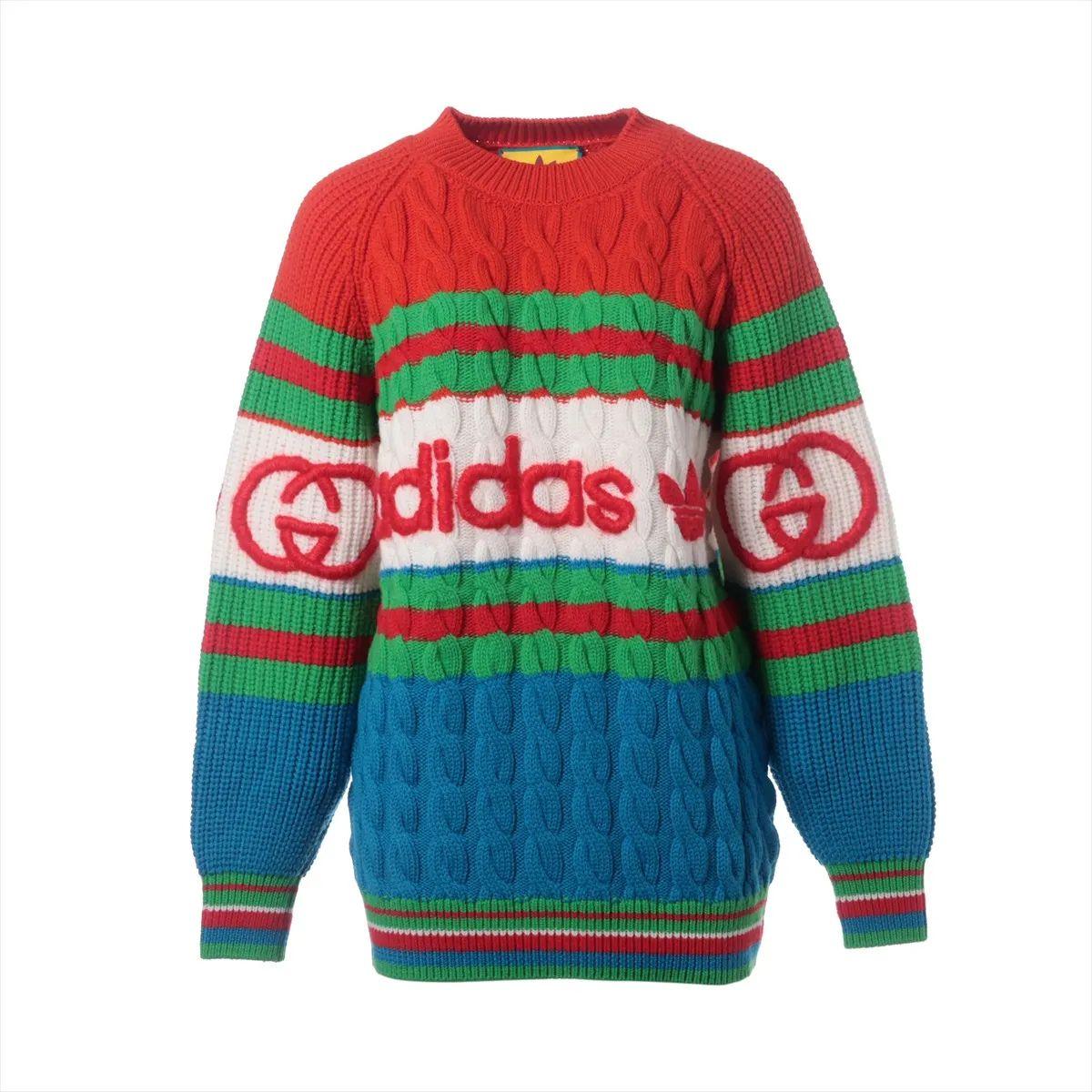 La maglia in lana e mohair Gucci x Adidas in versione multicolore è un'audace fusione di moda di lusso e streetwear sportivo. Realizzata in un morbido e caldo misto di lana e mohair, la maglia è caratterizzata da un vivace mix di colori che ne