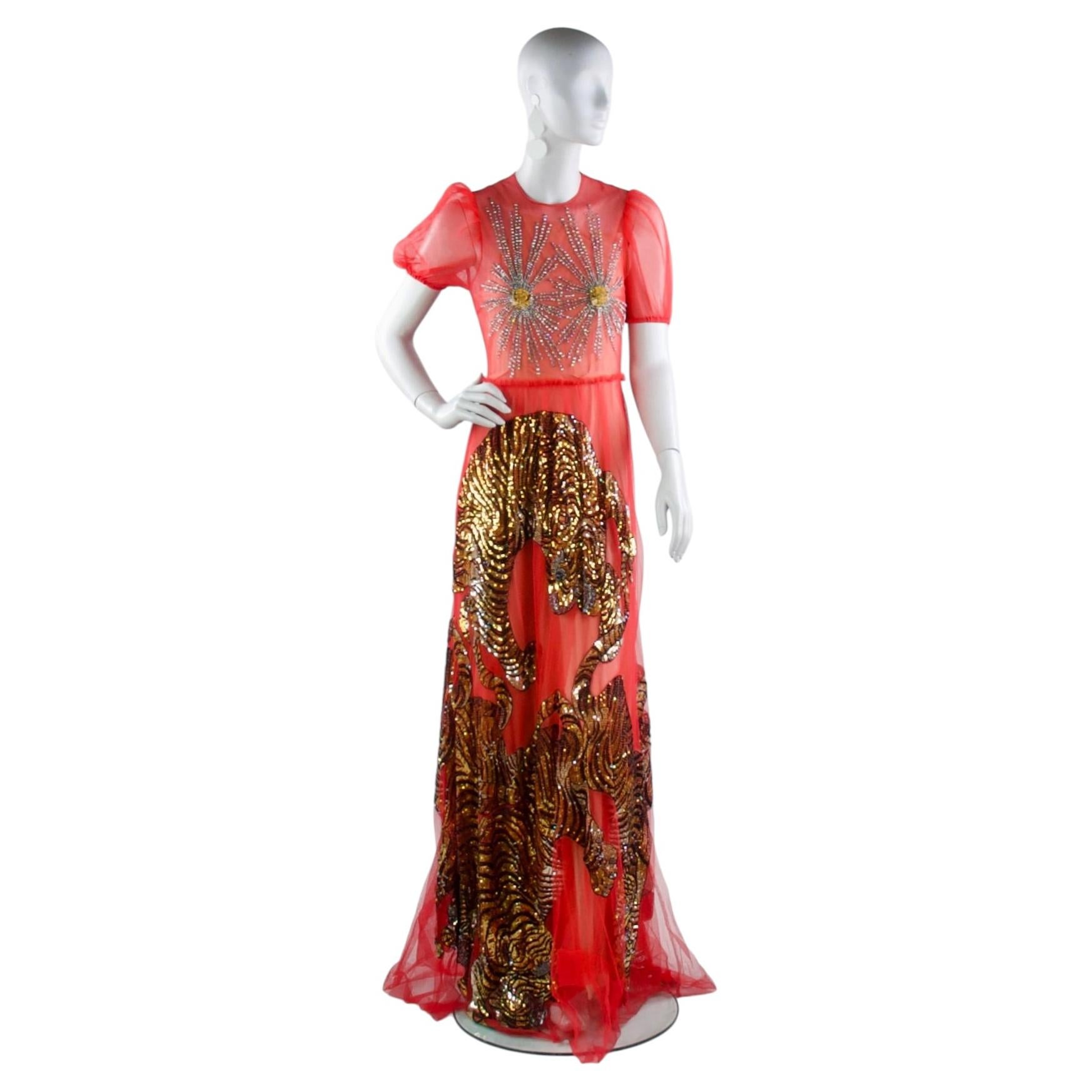 Gucci x Alessandro Michele, robe longue en tulle rouge brodée d'un tigre, printemps-été 2017