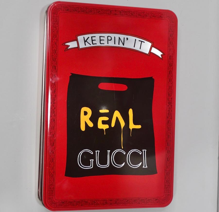 Gucci X Angela Hicks Limited Edition White Cotton 'Keepin It Real' T Shirt + Tin For Sale 3