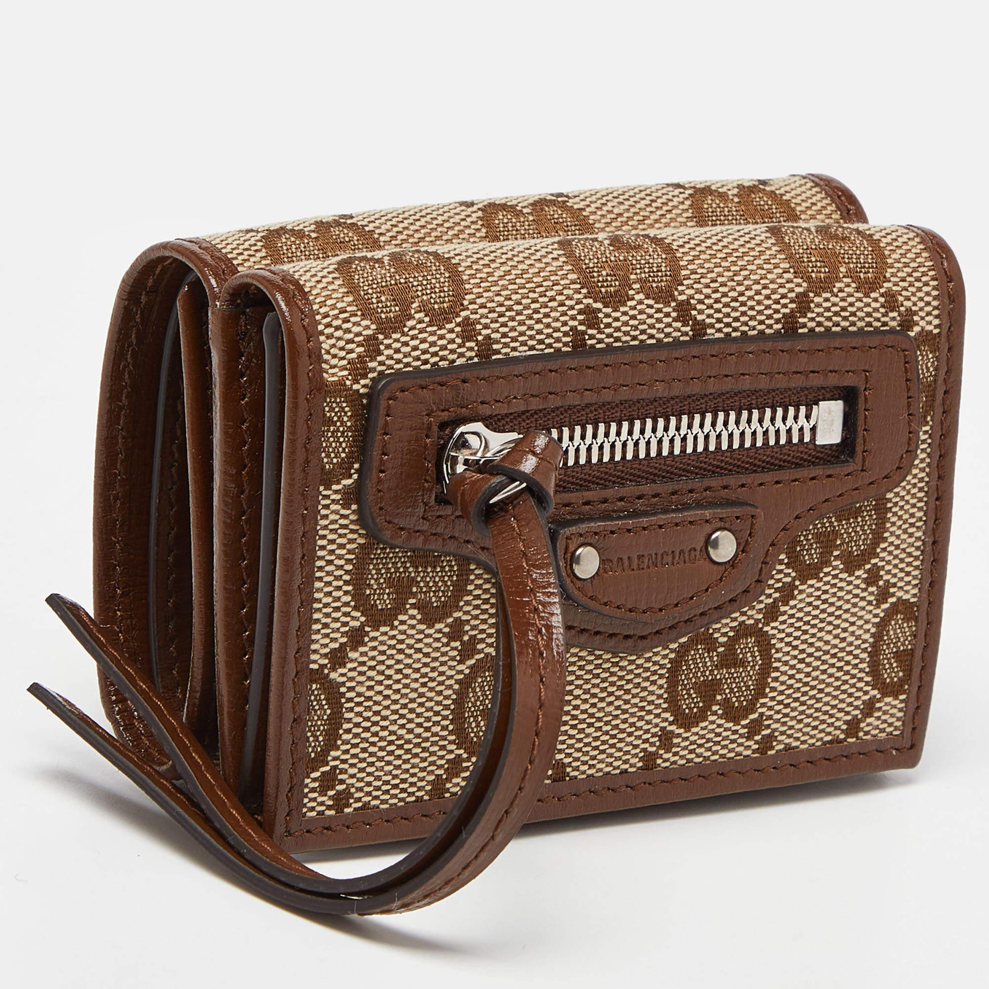 Erleben Sie die harmonische Verschmelzung des kultigen GG Canvas von Gucci und des luxuriösen Leders von Balenciaga in dieser Trifold-Brieftasche. Die Beigetöne, die durch das ineinandergreifende G und das Balenciaga-Logo ergänzt werden, strahlen