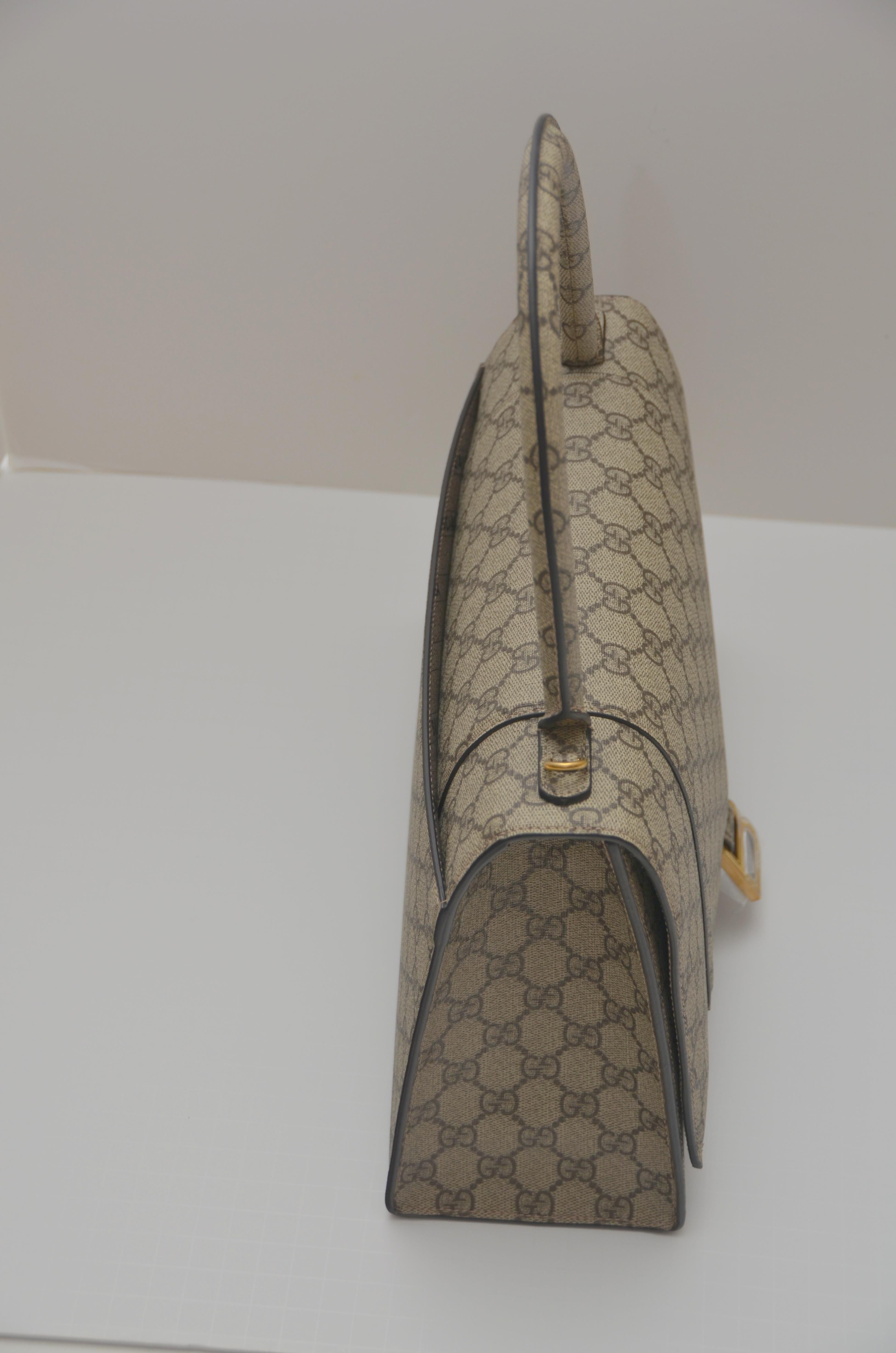 100% GUARANTEED AUTHENTIC 
Gucci x Balenciaga Hack Aria GG Supreme Hourglass Bag MEDIUM  SIZE 
Extremely Limited Collection
I'ts a rare LARGE SIZE that can actually fit your phone, wallet ......
Please see picture with measurement 
Approximate