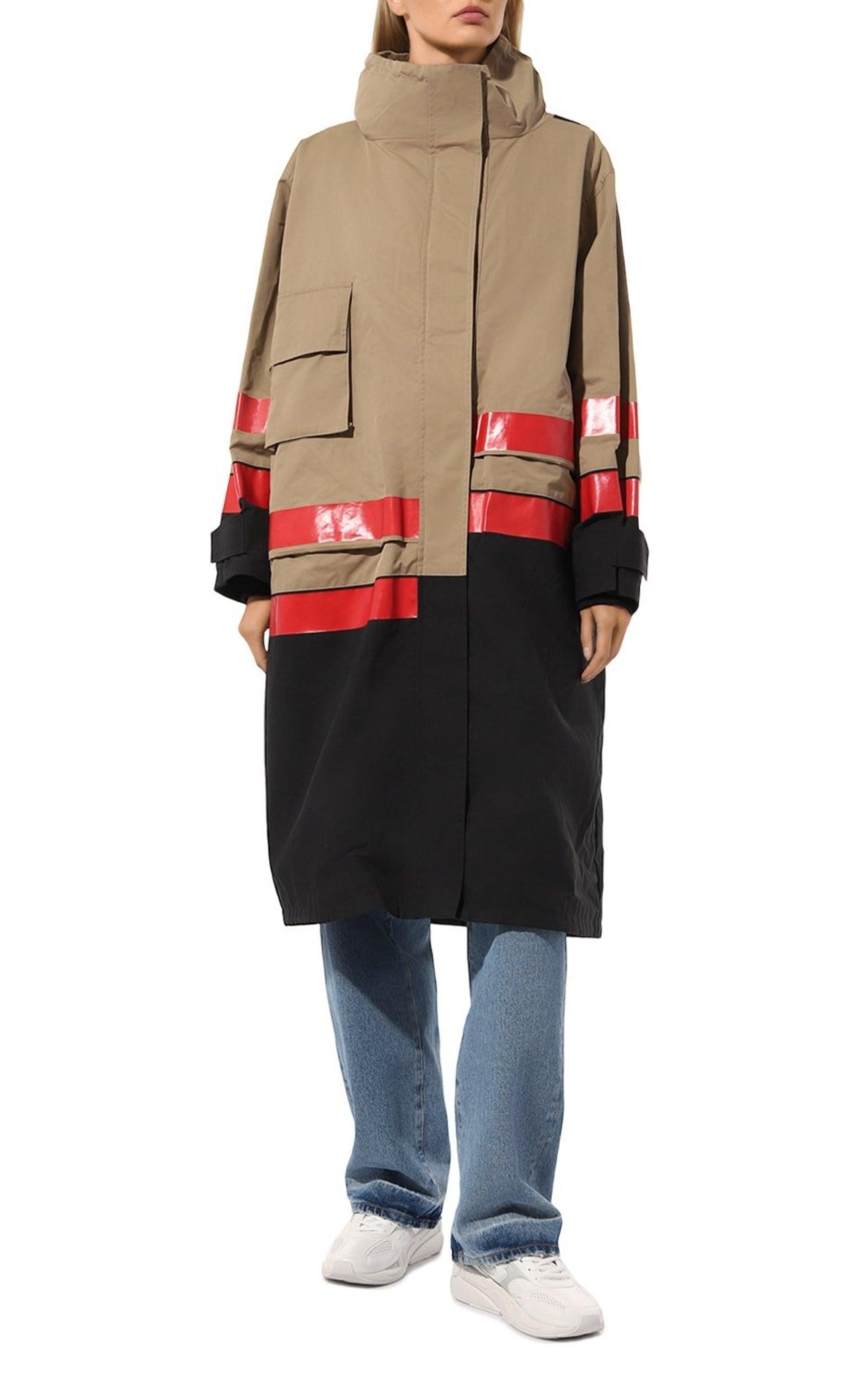 Découvrez la collaboration révolutionnaire entre les célèbres maisons de couture Gucci et Balenciaga avec la parka technique en coton sergé Hacker. Cette parka moderne et élégante combine du nylon et de la toile de coton mélangée dans des couleurs