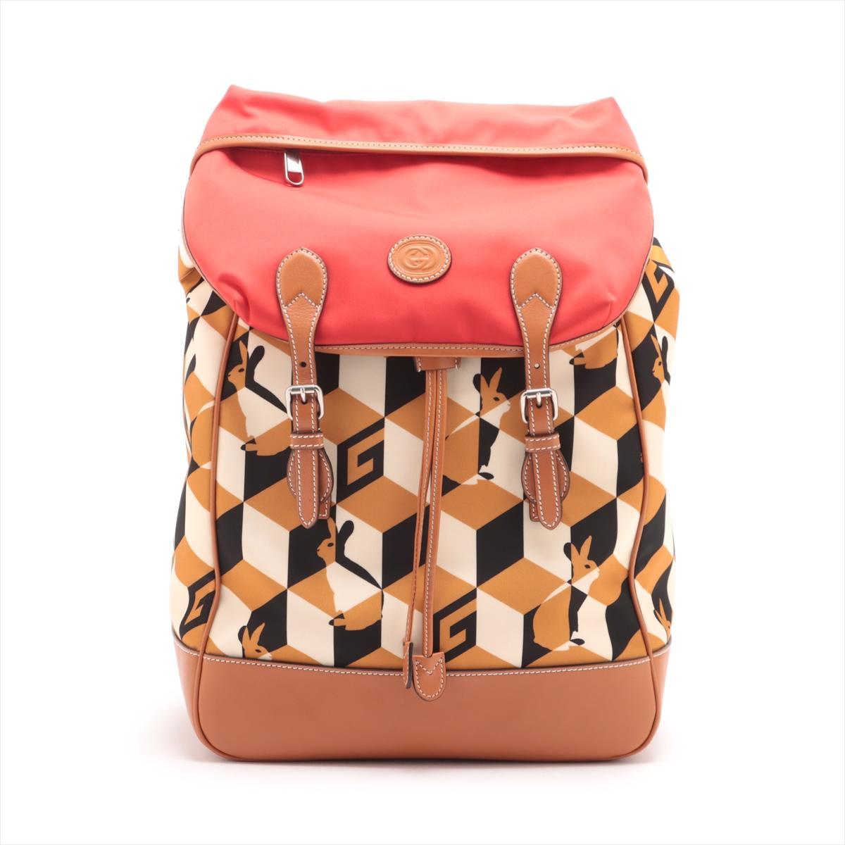 *Spedizione prevista per il 12/9 circa

Lo zaino in nylon e pelle Gucci x Dans Levert Collab Rabbit in rosso e marrone è un accessorio elegante e funzionale con un tocco giocoso. Realizzata in nylon resistente con accenti in pelle, presenta un