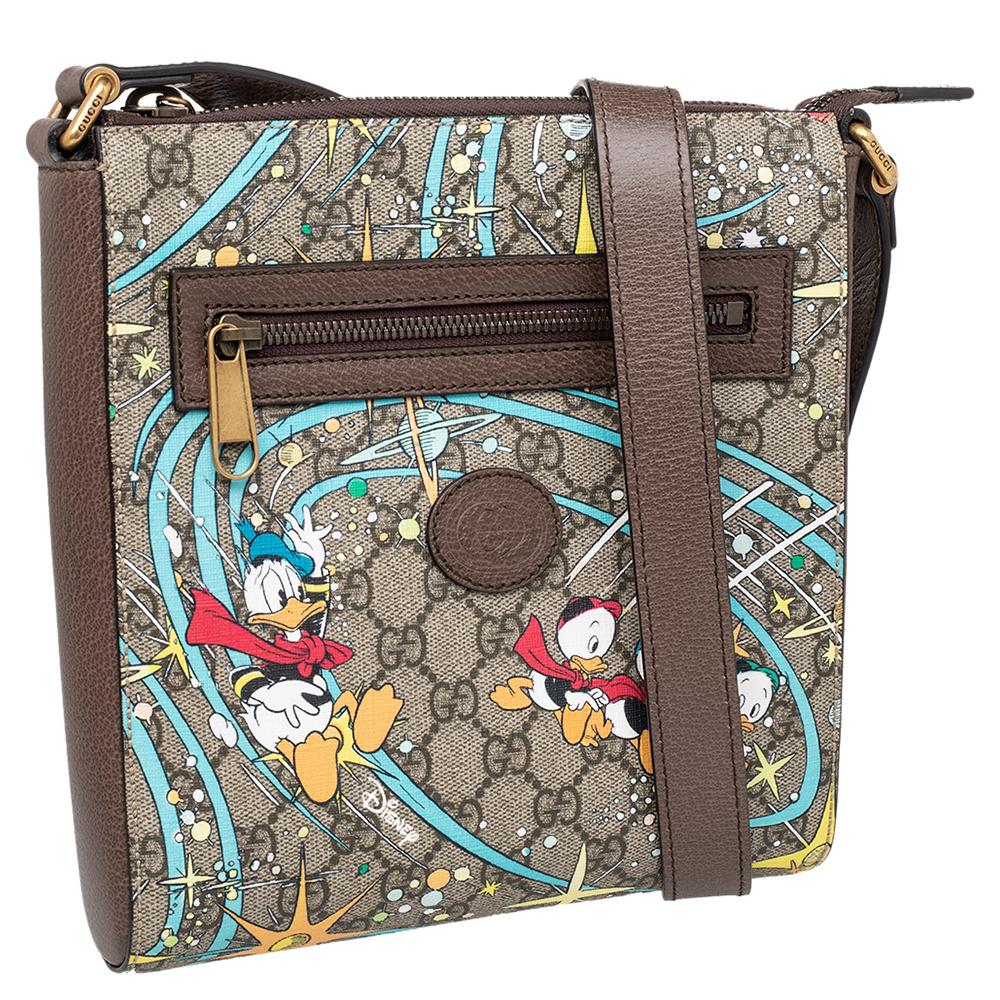  Gucci x Disney Beige GG Supreme Canvas and Leather Donald Duck Messenger Bag Pour hommes 