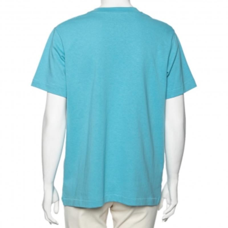 Ce magnifique t-shirt bleu est cousu en coton et fait partie de la collaboration exclusive Gucci x Disney. Cette pièce confortable est à manches courtes et présente un imprimé Mickey Mouse sur le devant. Porté avec un short en jean et des baskets,