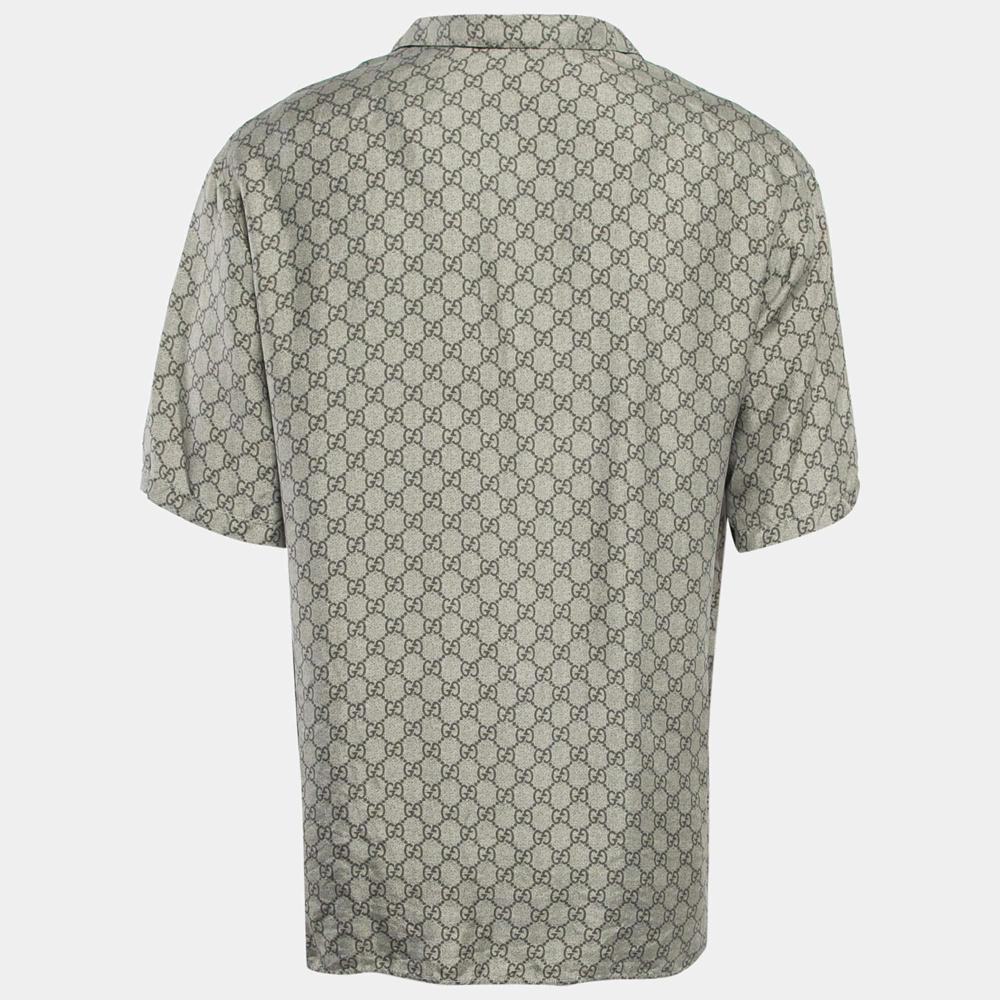 Cette chemise Gucci X Disney pour homme, recouverte du monogramme GG, présente une coupe décontractée, un col, des manches courtes et l'imprimé Donald Duck Flash. Vous adorerez le confort et le style qu'il apporte.
