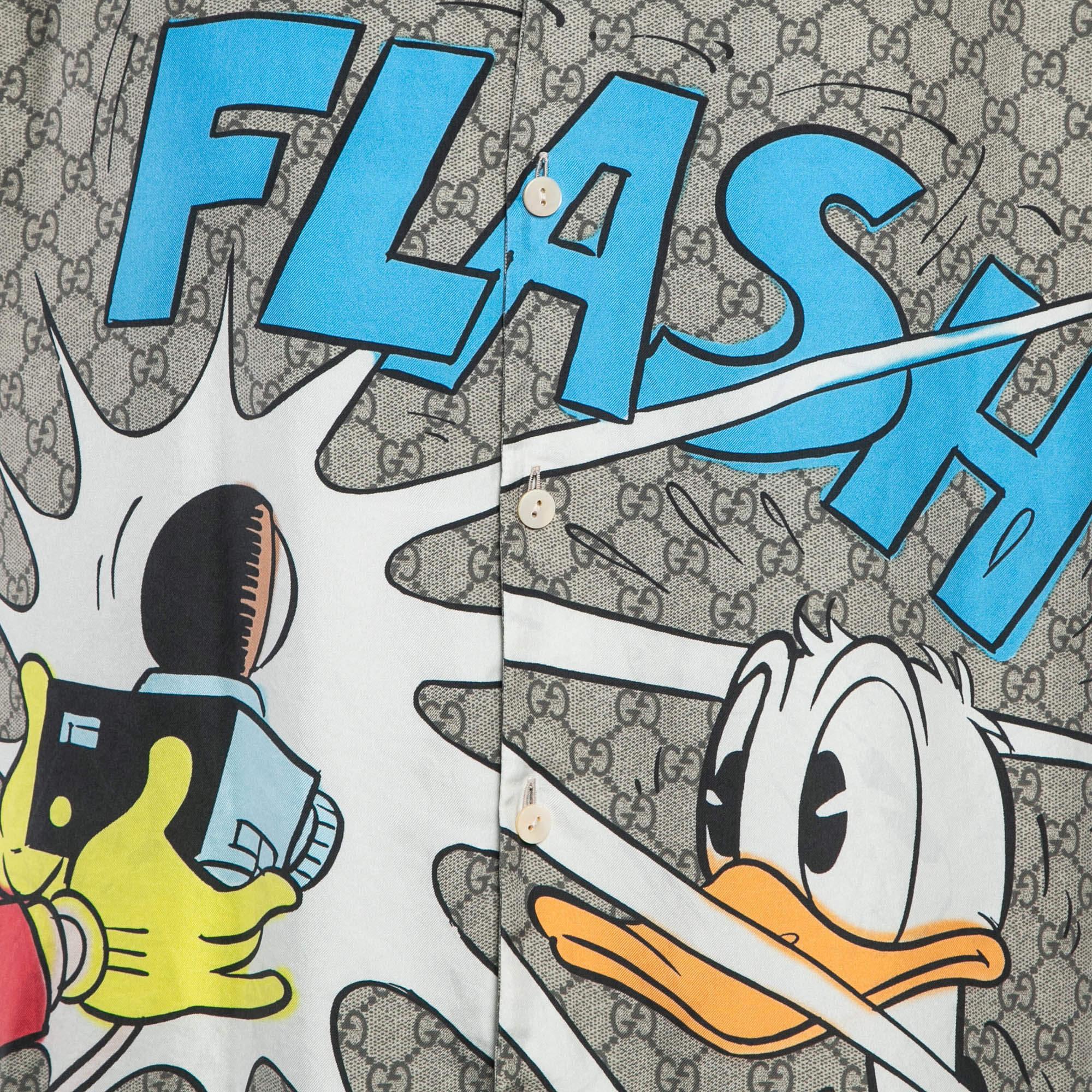 Gris Gucci X Disney Brown GG Donald Duck imprimé « Flash »  Chemise en soie M