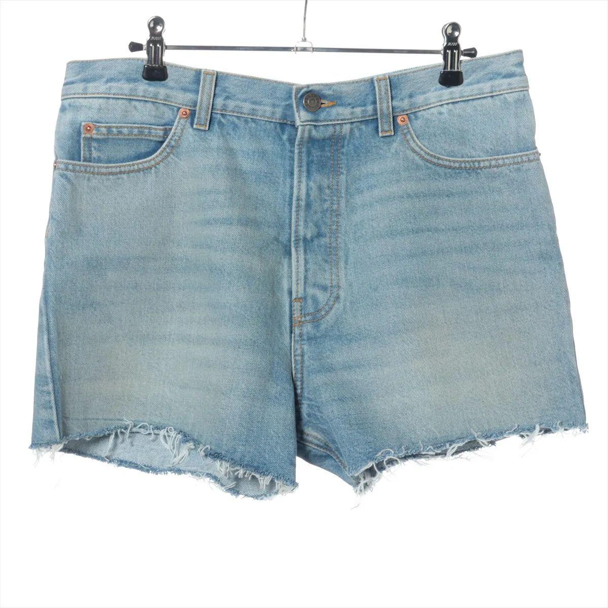 Le pantalon court en denim de coton Gucci x Disney Donald Duck, en bleu, est une pièce amusante et élégante qui fusionne le savoir-faire luxueux de la maison avec le design ludique du personnage. Fabriqué en denim de coton de haute qualité, il