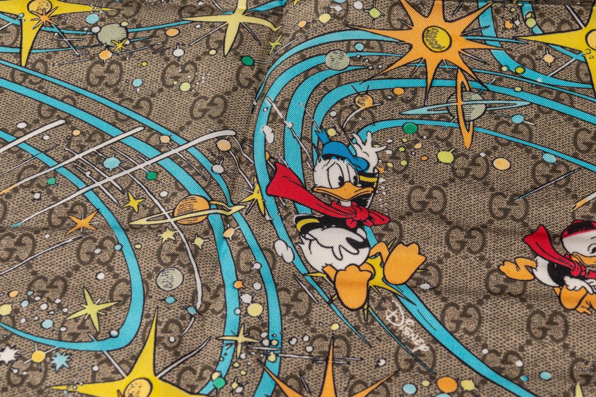 Gucci X Disney Donald Duck Seidenschal für Damen oder Herren im Angebot