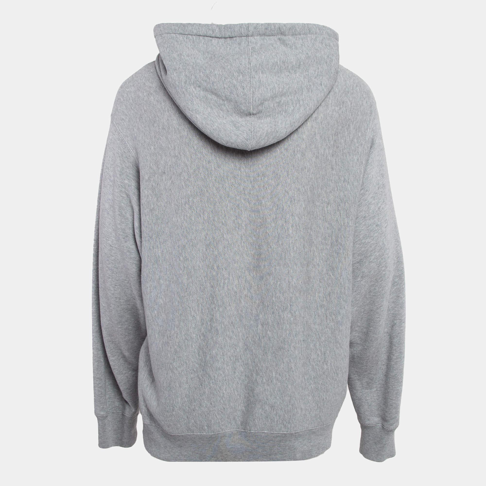 This grey Gucci X Disney hoodie for men has a regular fit. Made of cotton it has long sleeves a hood and brand details. Embrace all day comfort with this creation.