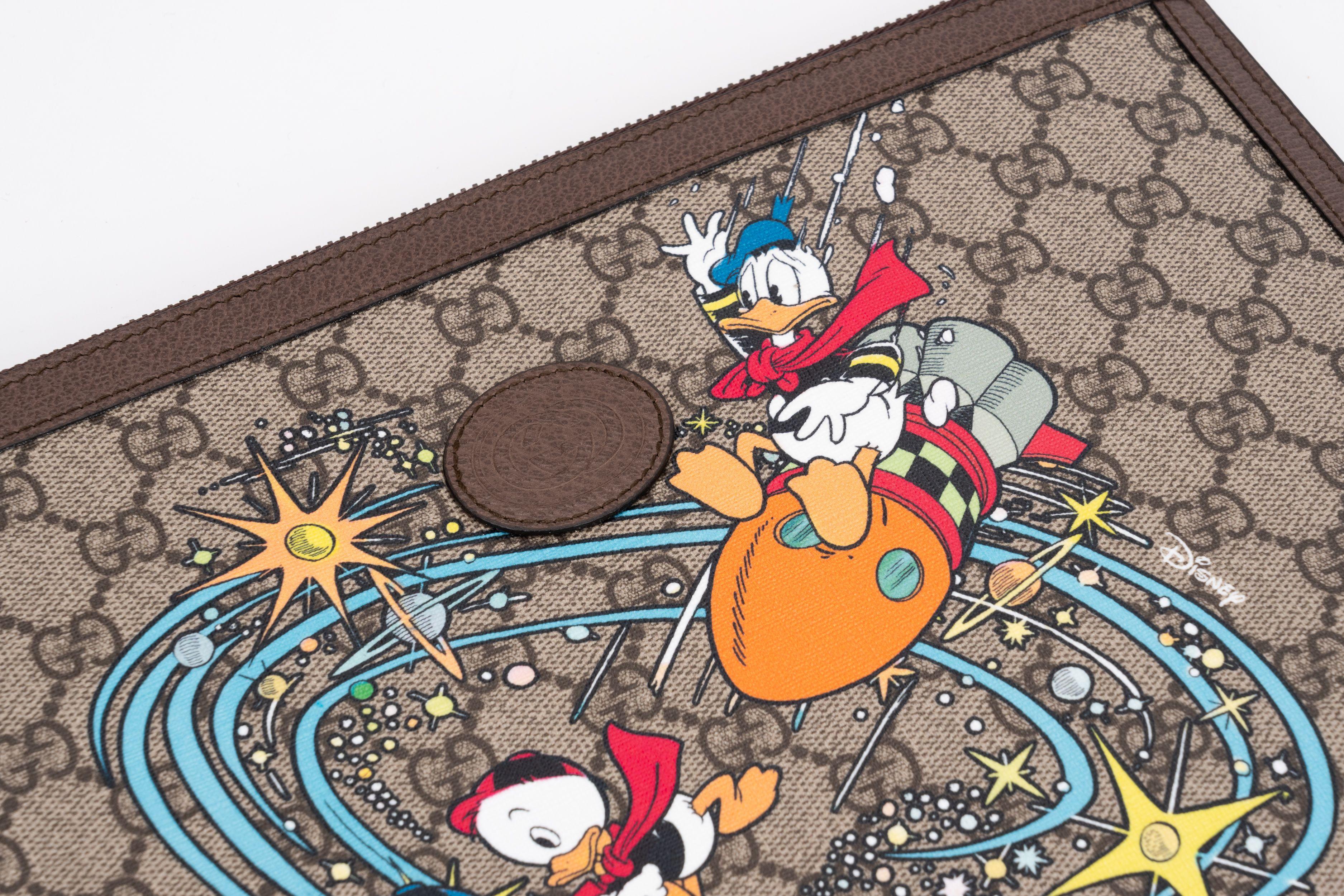 Gucci X Disney LIM.ED.Donald Duck Clutch In New Condition For Sale In West Hollywood, CA