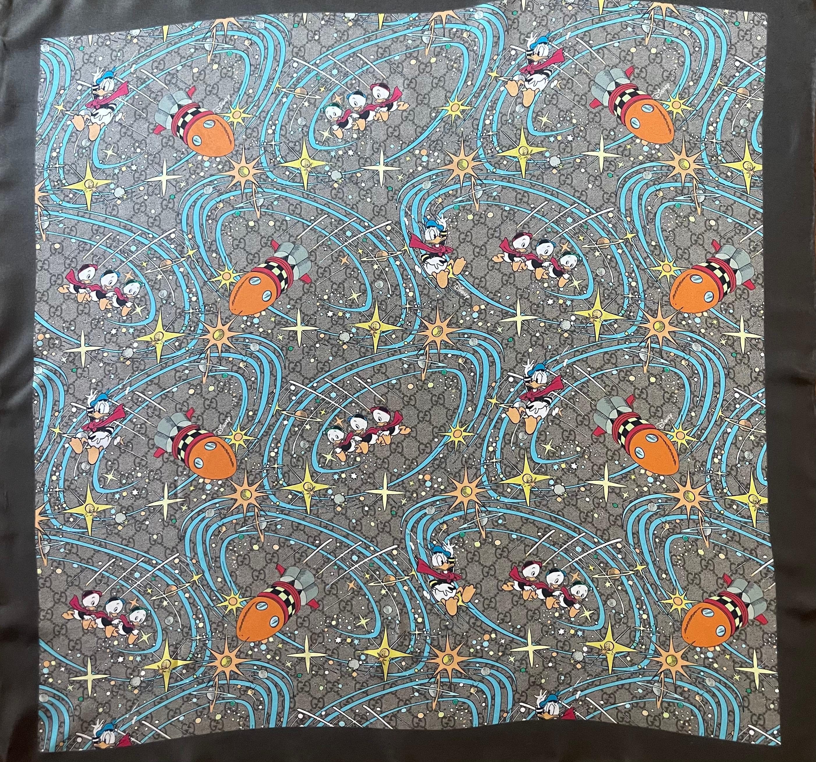 Pañuelo de seda Gucci x Disney Edición Limitada Gris en venta