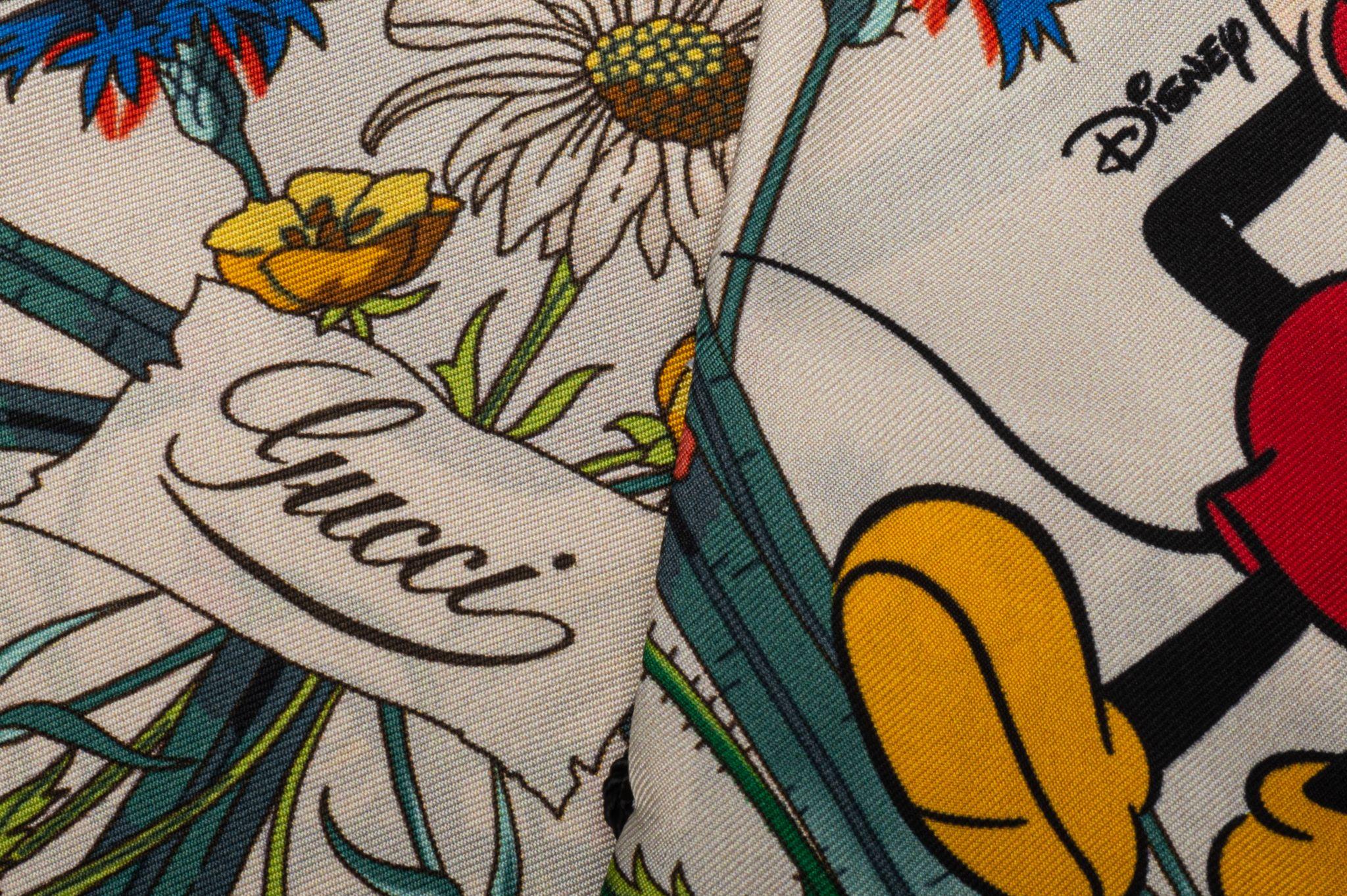 Beige Gucci x Disney - Ascot en soie florale, état neuf en vente