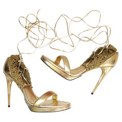 Gucci x Frida Giannini Primavera 2011 Zapatos de tacón dorados de piel y macramé