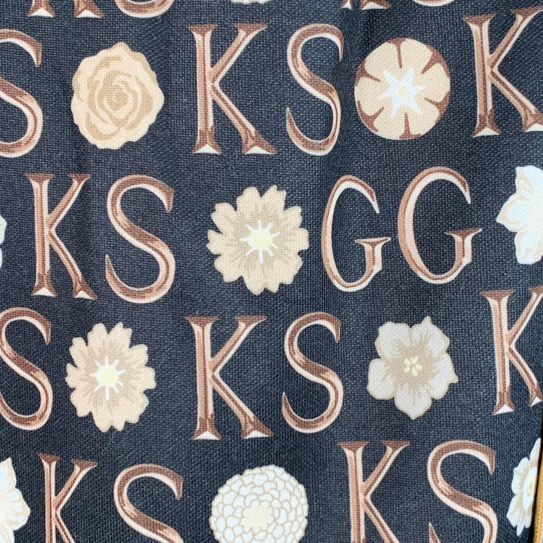GUCCI x GEORGE KENNETH SCOTT Freizeithose
aus schwarzer Polyester-Baumwolle mit beigefarbenem Monogram-Muster und Blumendetails, im Jogger-Stil und mit Kordelzug am Bund.Ausgezeichneter Zustand. 

Markiert:   S 

Abmessungen: 
  Taille: 28 - 33 Zoll